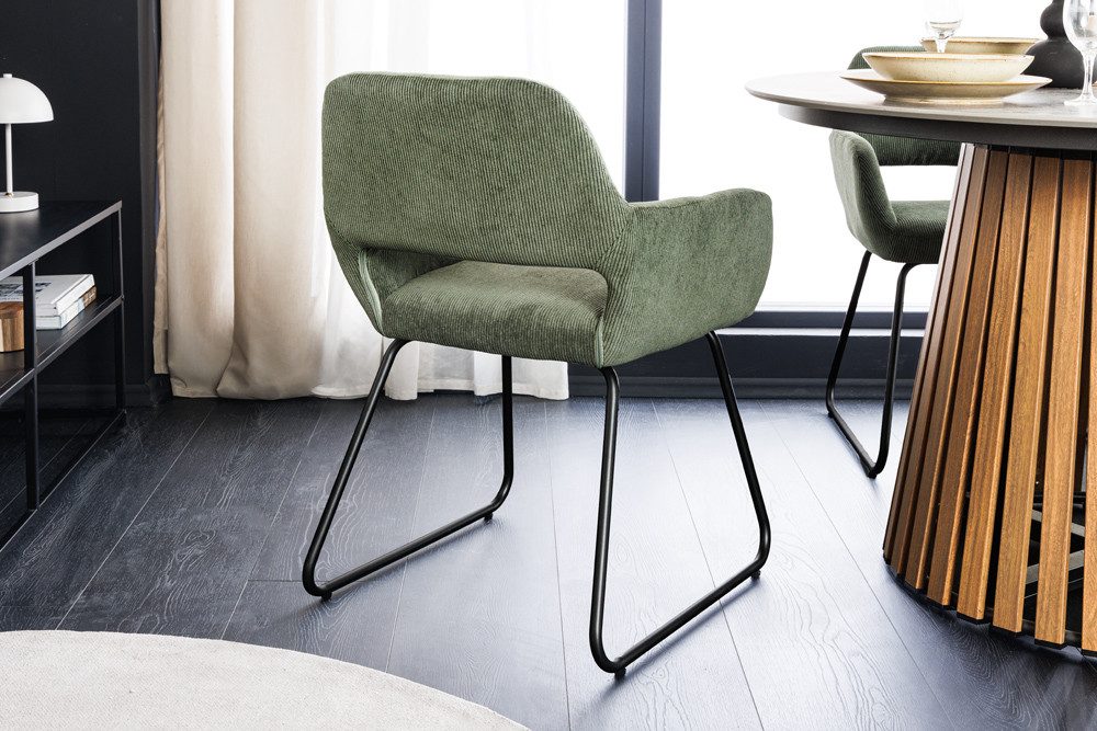 riess-ambiente Armlehnstuhl MUSTANG grün / schwarz · Esszimmerstuhl aus Cord mit Armlehnen (Einzelartikel, 1 St), Retro Polsterstuhl · für Küche, Wohnzimmer & Büro · mit Metallgestell