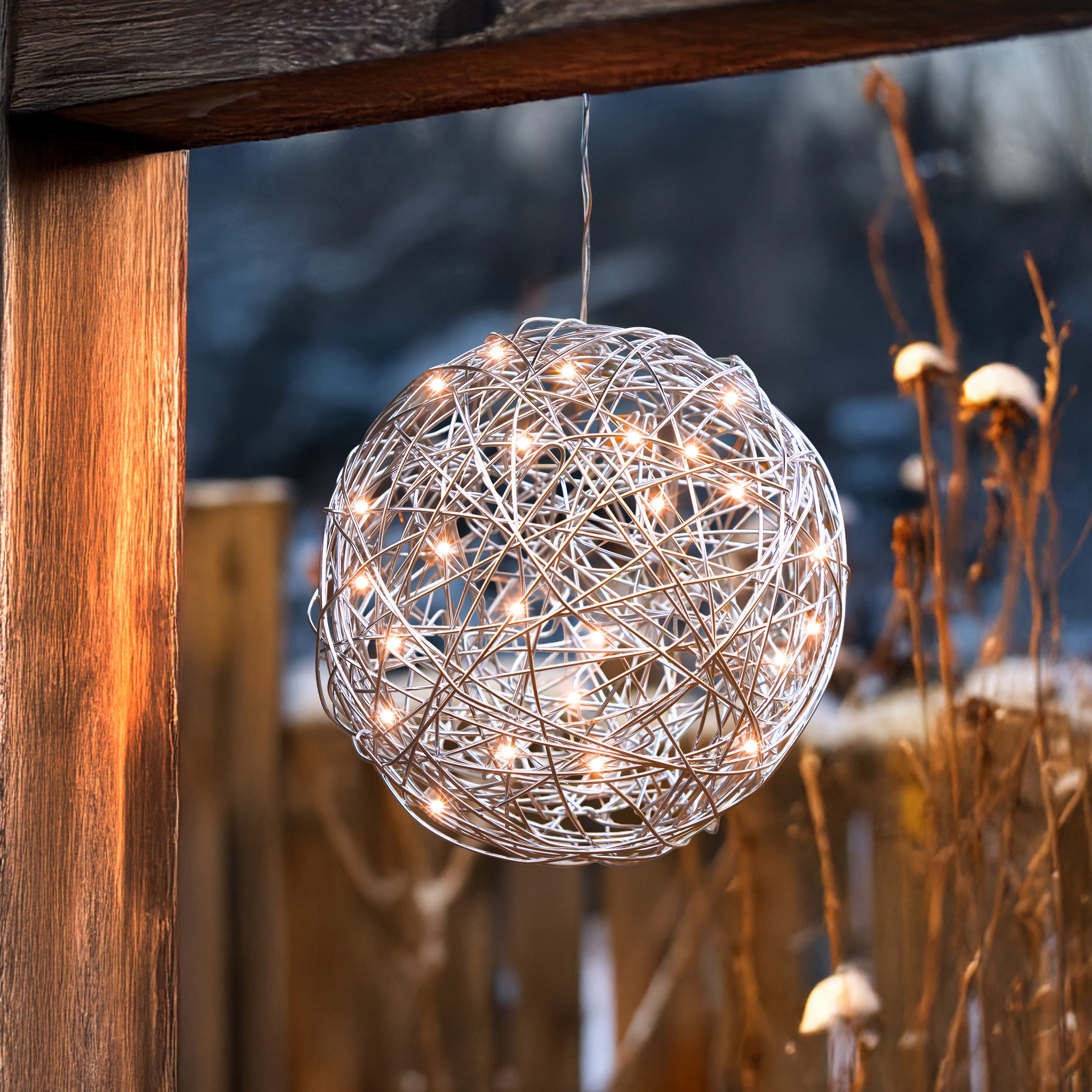 esotec LED-Hängeleuchte Solar Drahtkugel Ø25cm 50 bernsteinfarbene LEDs winterfest 102114, LED fest integriert, bernsteinfarben, Aluminium-Drahtkugel mit bernsteinfarbener Lichterkette