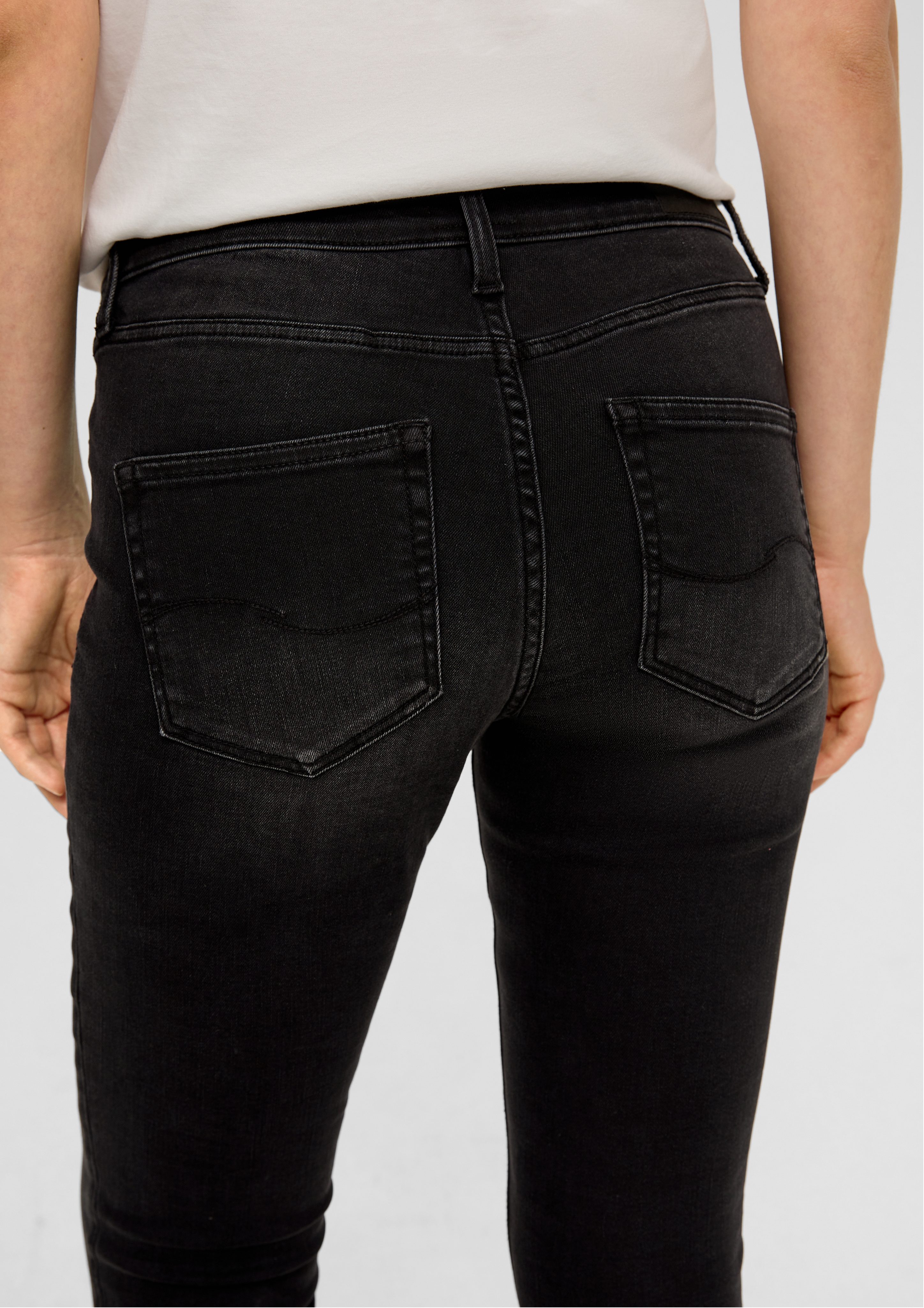 QS Stoffhose Jeans Sadie / / Mid Skinny Label-Patch, Fit / Rise dunkelgrau Leg Skinny Logo