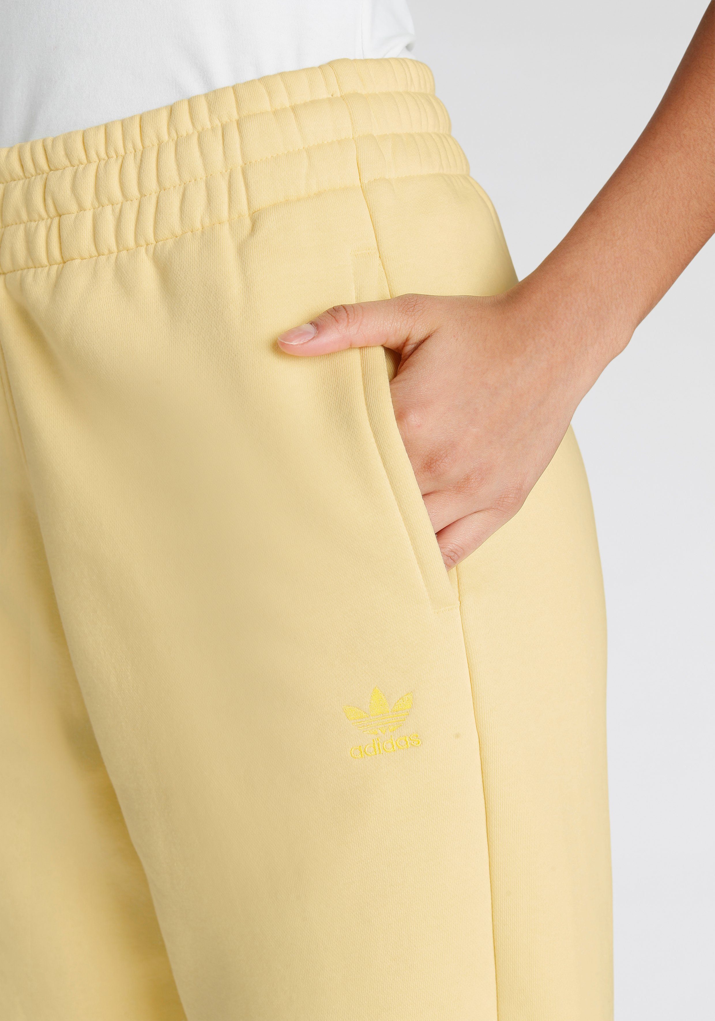 Sporthose adidas Originals (1-tlg) FLEECE Yellow ESSENTIALS Almost