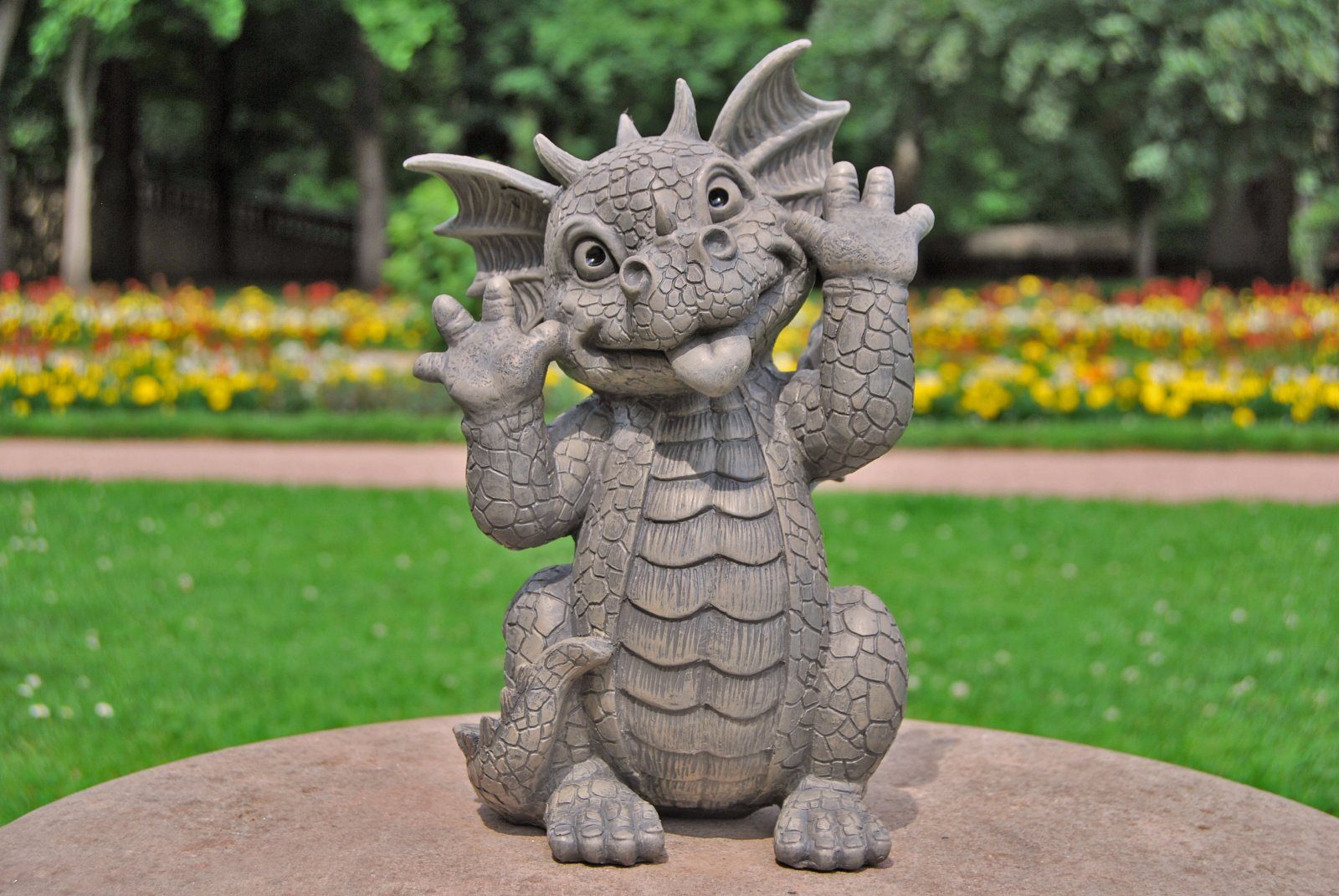 MystiCalls Gartenfigur Gartendrache - Modell Grimassenschneider günstig online kaufen