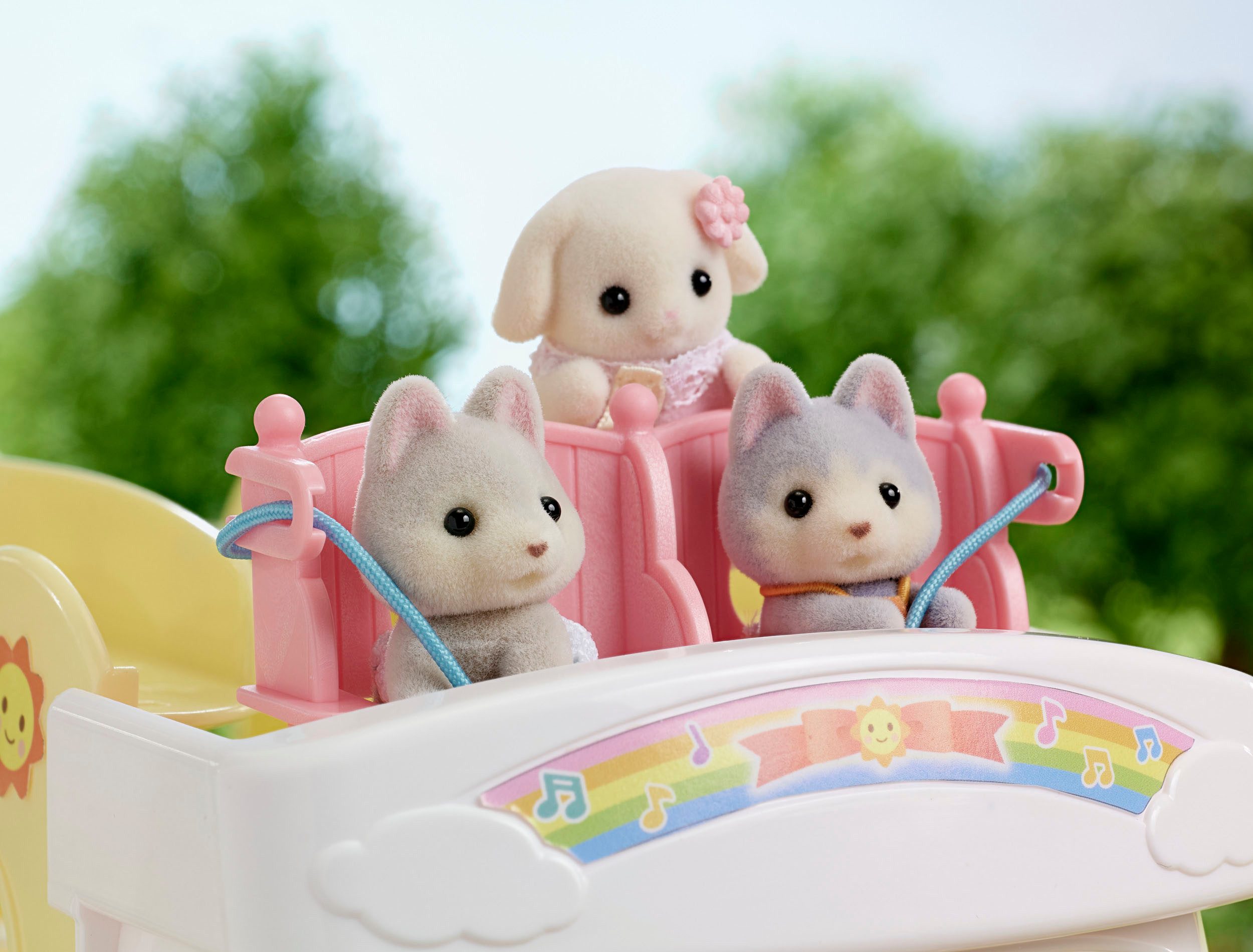 Sylvanian Families Spielzeug-Bus Erlebniskindergarten Bus Regenbogen (5744)
