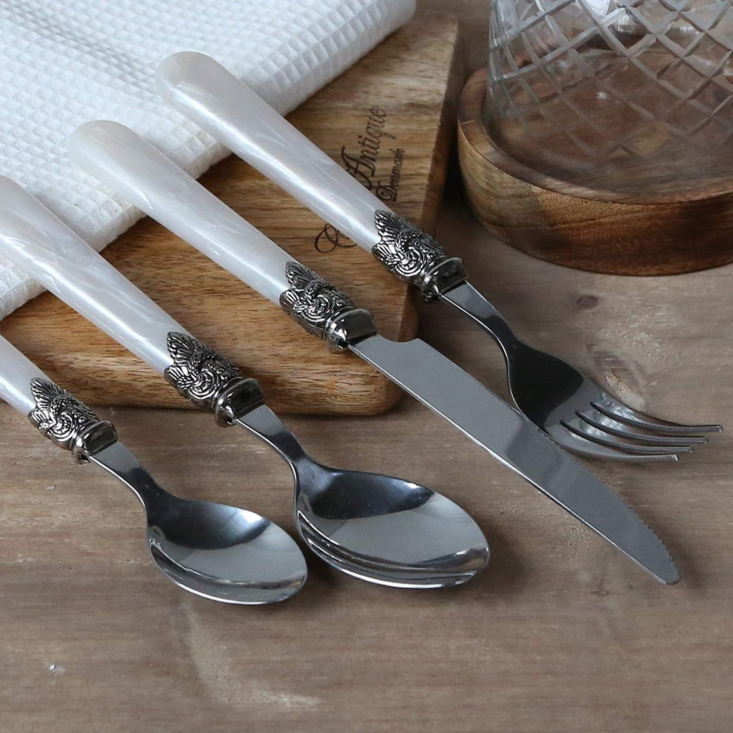 Chic Antique Besteck-Set Chic Antique Linas Tafelbesteck Besteck Perlmutt-Optik weiß 16-tlg. (16-tlg)