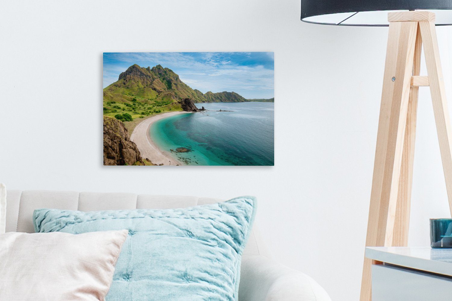 OneMillionCanvasses® Leinwandbild Perlweißer Strand der dem St), Leinwandbilder, indonesischen 30x20 Aufhängefertig, Komodo, (1 auf Berg Wandbild Insel cm Wanddeko, unter