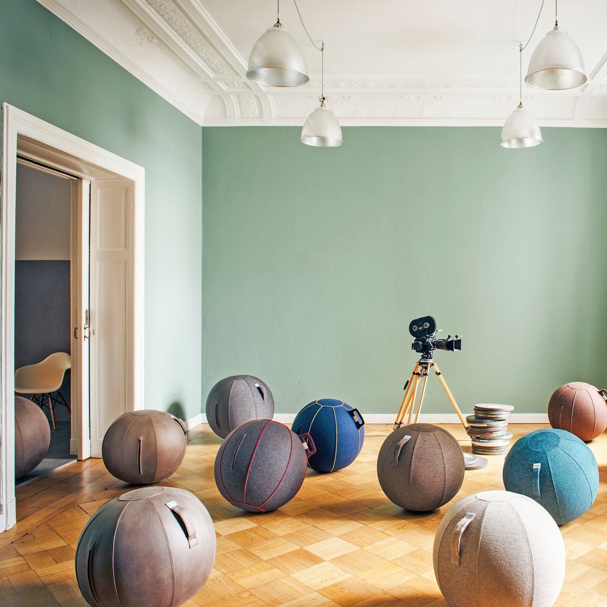 VLUV Sitzball BOL STOV Stoff-Sitzball, ergonomisches Sitzmöbel für Büro und Zuhause, Farbe: Macchiato (braun), Ø 60cm - 65cm, hochwertiger Möbelbezugsstoff, robust und formstabil, mit Tragegriff