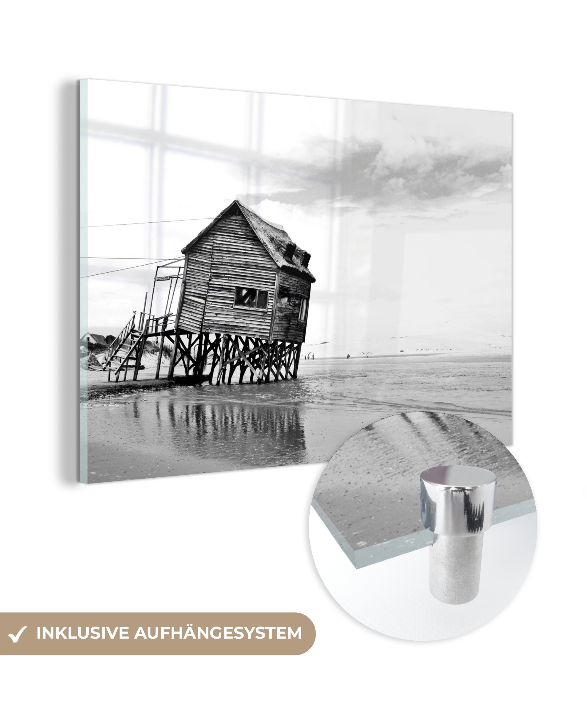 MuchoWow Acrylglasbild Verlassene Hütte am Strand - schwarz und weiß, (1 St), Acrylglasbilder Wohnzimmer & Schlafzimmer