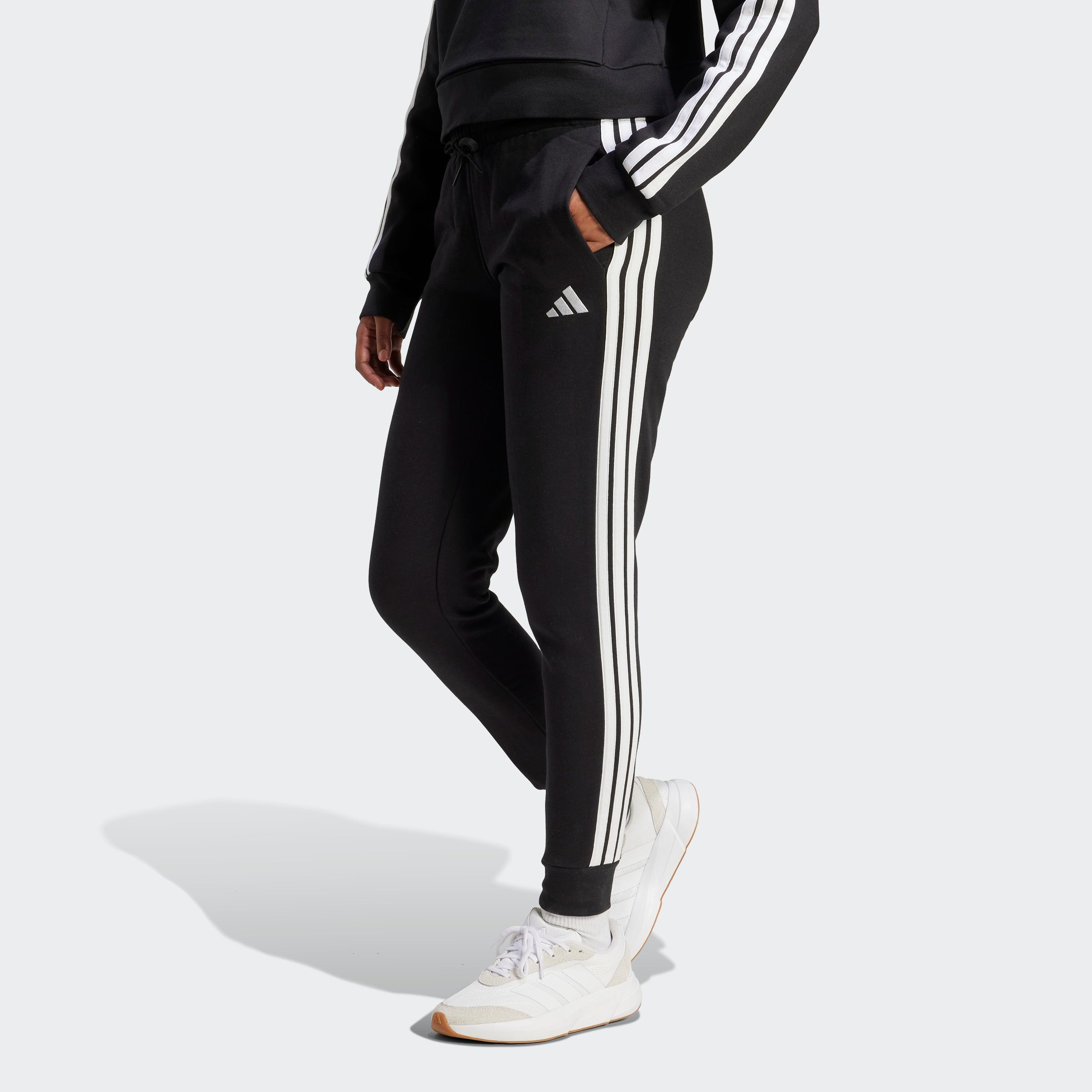 adidas Sportswear Sporthose ESSENTIALS 3-STREIFEN FLEECE-, SCHMAL GESCHNITTEN schmal geschnitten, für vielseitige Aktivitäten, aus Baumwollmix