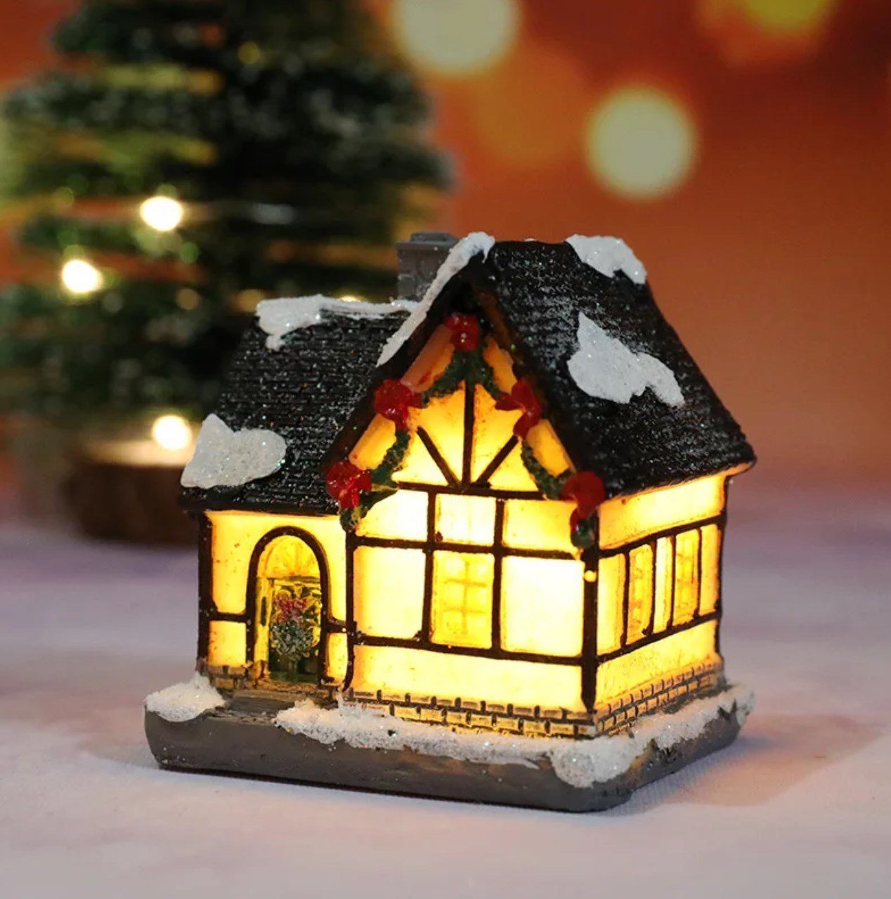 Stelby Weihnachtshaus Weihnachtsdekoration - Weihnachtshaus mit Led Licht aus Harz, 5,5 cm x 4,5 cm x 6 cm