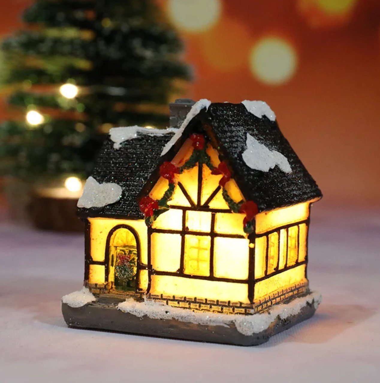 Stelby Weihnachtshaus Weihnachtsdekoration - Weihnachtshaus mit Led Licht  aus Harz, 5,5 cm x 4,5 cm x 6 cm