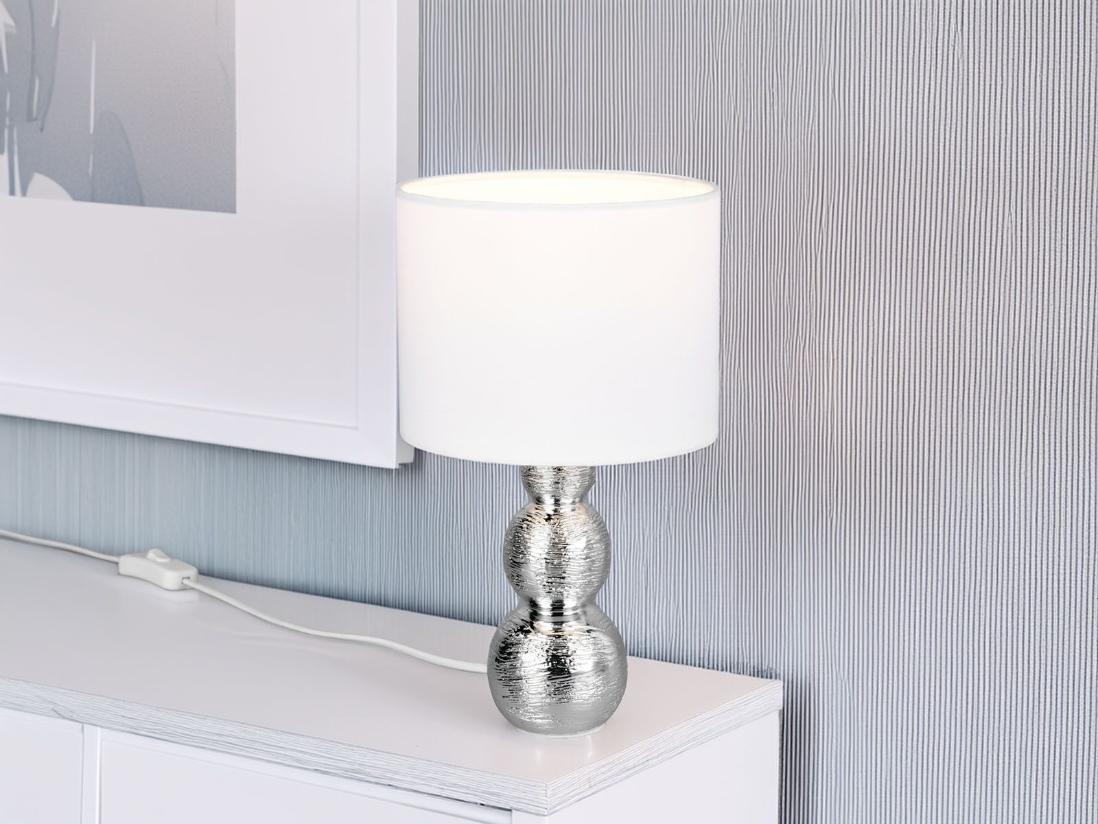Reality Leuchten LED Nachttischlampe aus Keramik mit Stoffschirm Weiß H: 29cm, Dimmfunktion, LED wechselbar, warmweiß, Tischlampe Design-klassiker Lampenschirm Stoff & Lampenfuß Silber