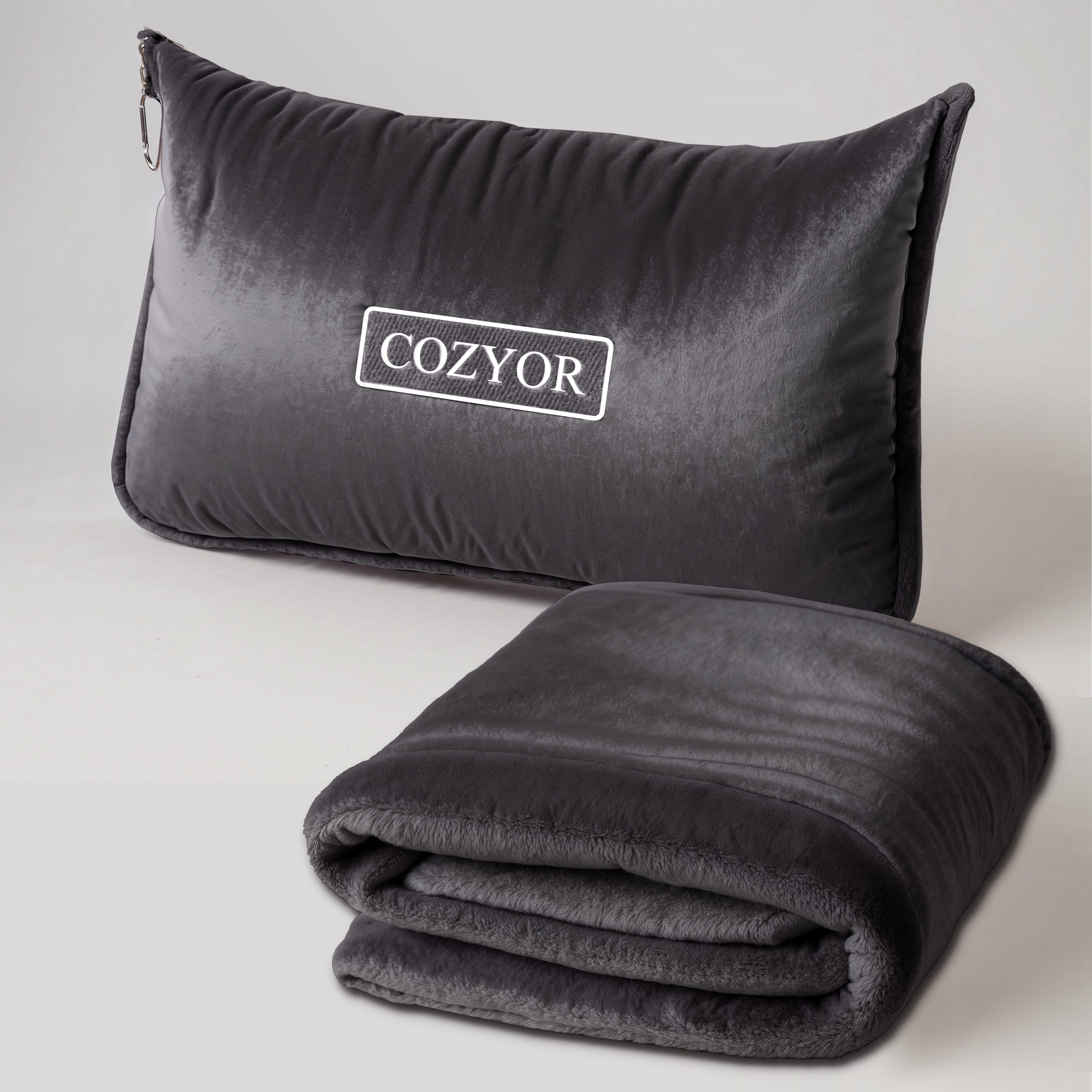 Cozyor Reisekissen und Reisedecke 2 in 1, Reiseset kuschelig weich + Rucksack-Clip, & mit praktischer Befestigung für Koffer, anthrazit dunkelgrau, 1-tlg., Verwandlungskissen, Flugzeugdecke für unterwegs wahlweise mit Nackenkissen & Augenmaske