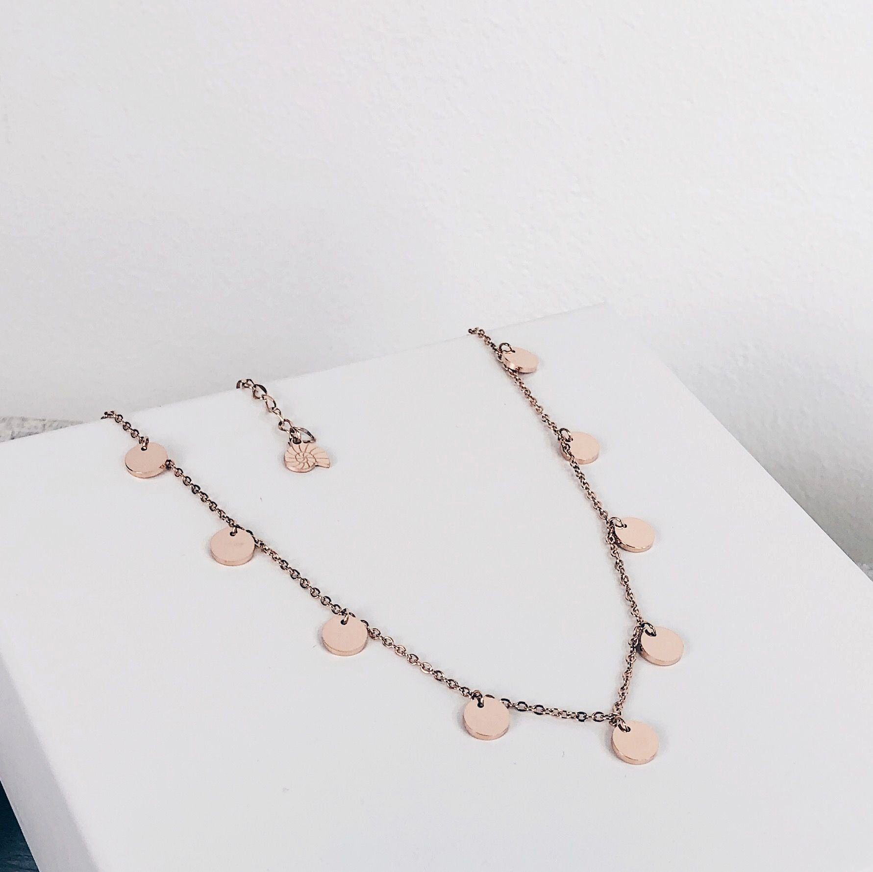 Hey Happiness Charm-Kette mit Geo Plättchen, Edelstahl Halskette Damen mit Münze Anhänger, wasserfest