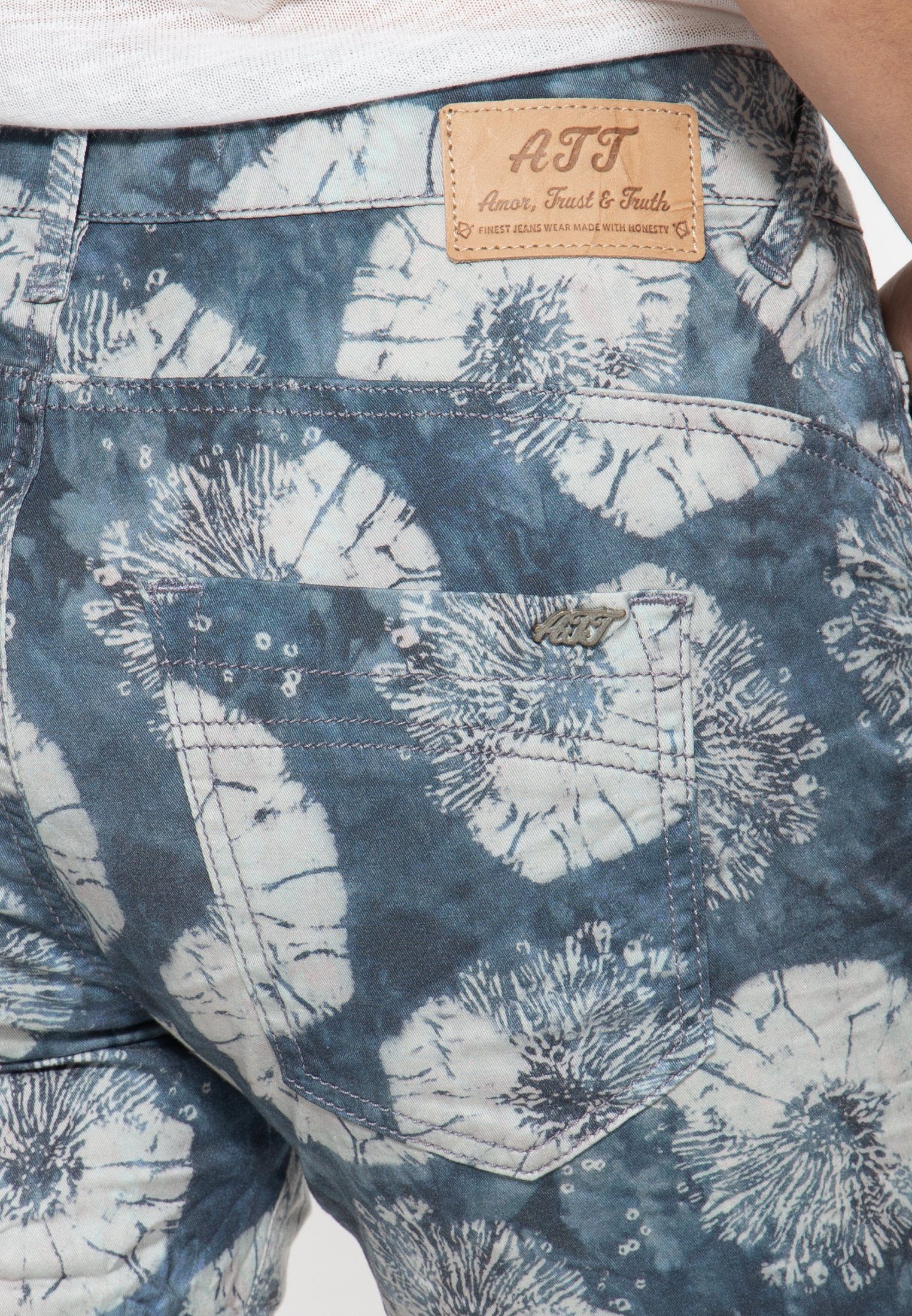 ATT Jeans Jeansshorts Gwen mit Beinaufschlag und femininem Muster