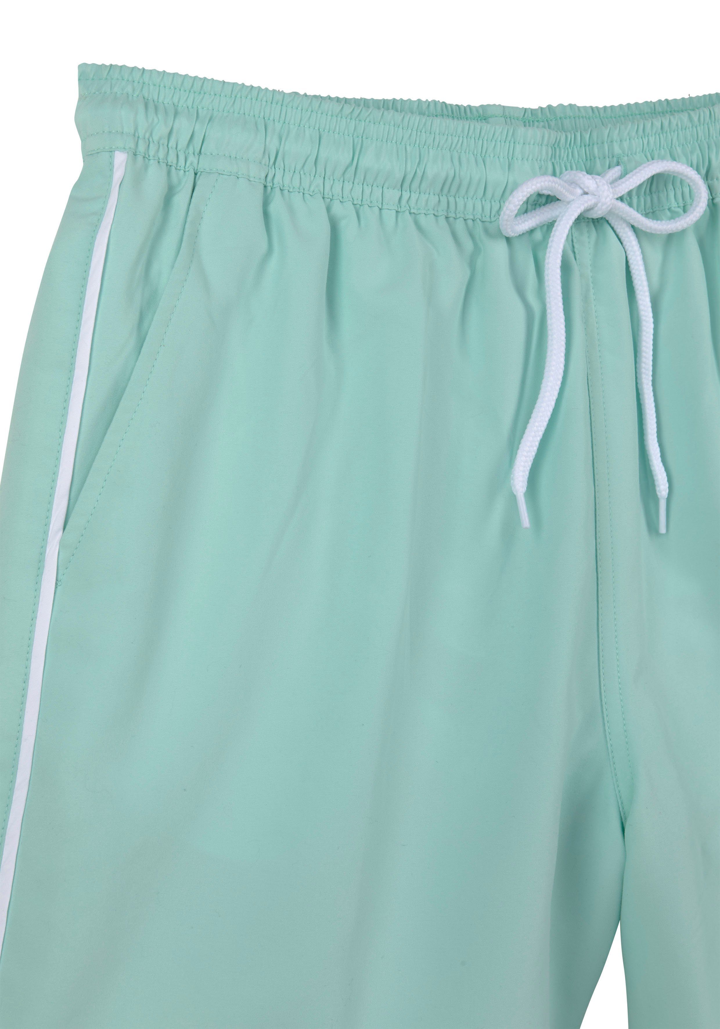 Bench. Badeshorts in modischen Pastellfarben