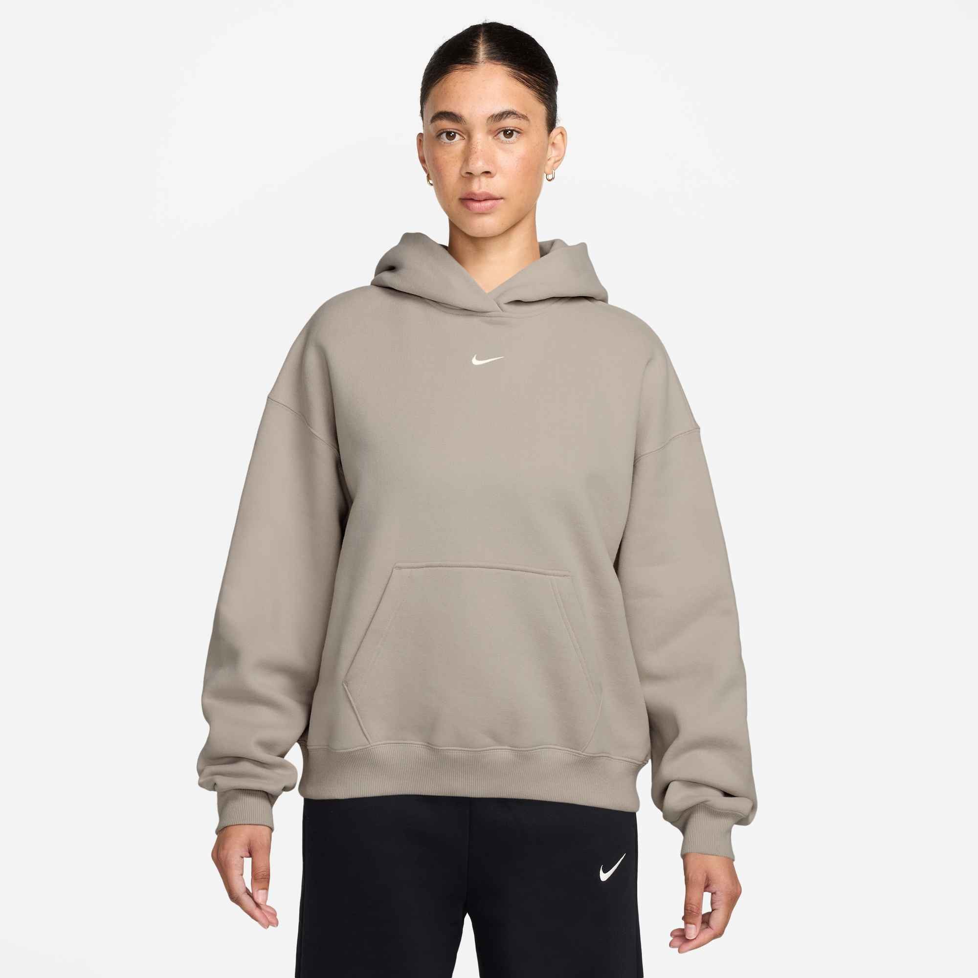 Nike Sportswear Kapuzensweatshirt W NK STDO FLC MW OS PO HDY mit Kängurutasche, aus angerauter Sweatware, in normaler Länge