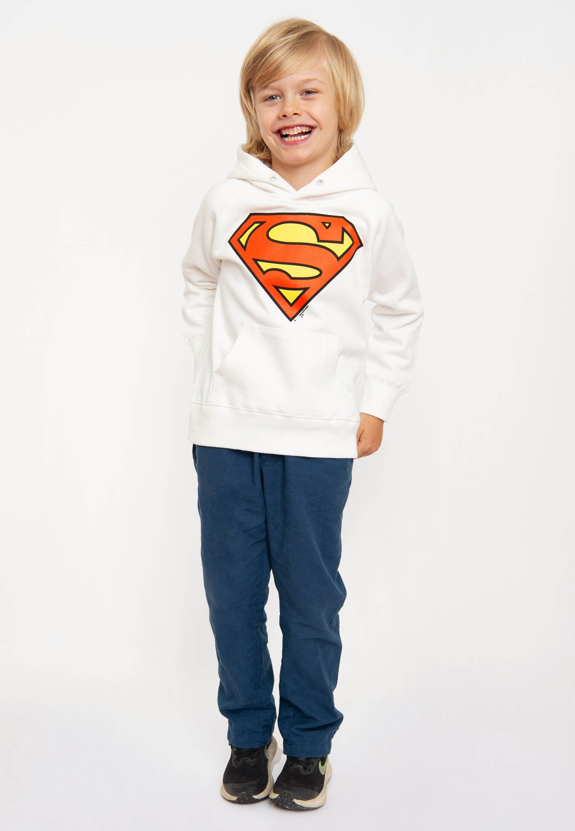 LOGOSHIRT Kapuzensweatshirt DC - Batman Logo stylischem mit Superman-Aufdruck