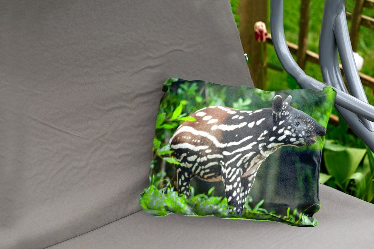 MuchoWow Dekokissen Junger Kissenhülle Polyester, im Dschungel, Dekokissenbezug, Tapir Outdoor-Dekorationskissen