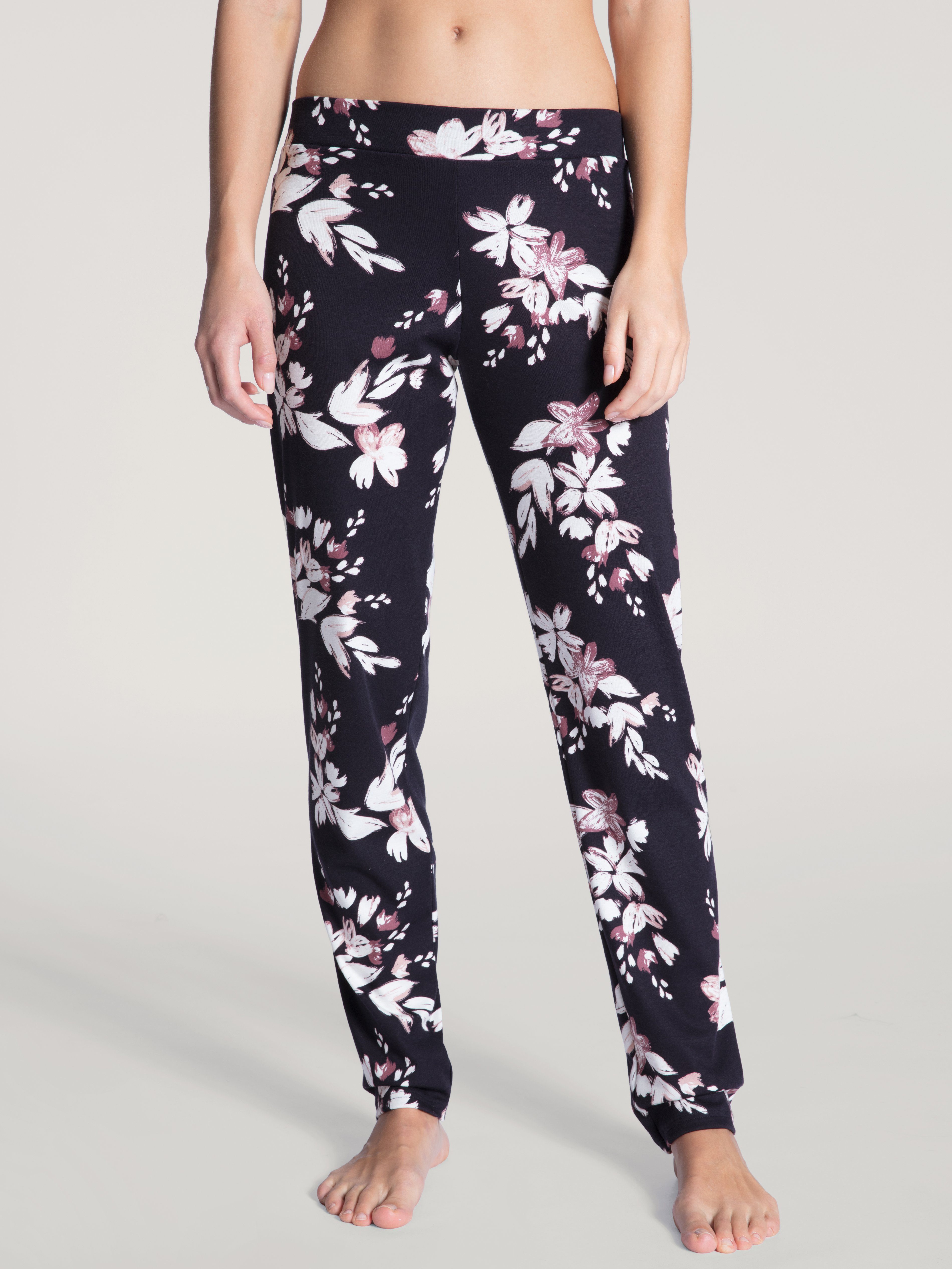 CALIDA Homewearhose Favourites pflegeleichtes Pants Loungehose floralem Muster, mit Dreams Blumendruck, Material Gerade Bein, mit geschnittenes