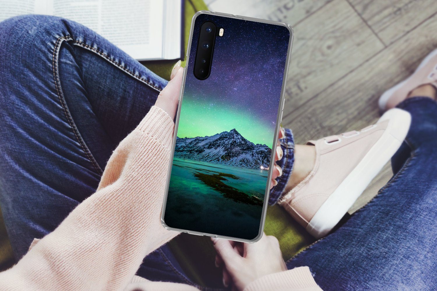 MuchoWow Handyhülle für OnePlus Nord Berg - Nordlichter - Schweden - Schnee - Grün - Winte, Phone Case, Silikon, Schutzhülle Dünn