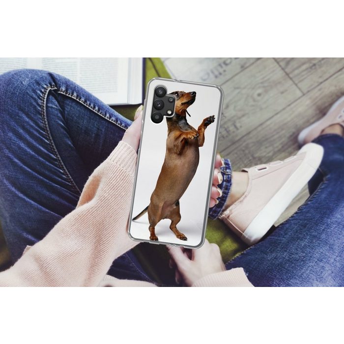 MuchoWow Handyhülle Ein Dackel der auf seinen beiden Hinterbeinen steht Handyhülle Samsung Galaxy A32 5G Smartphone-Bumper Print Handy UK9929
