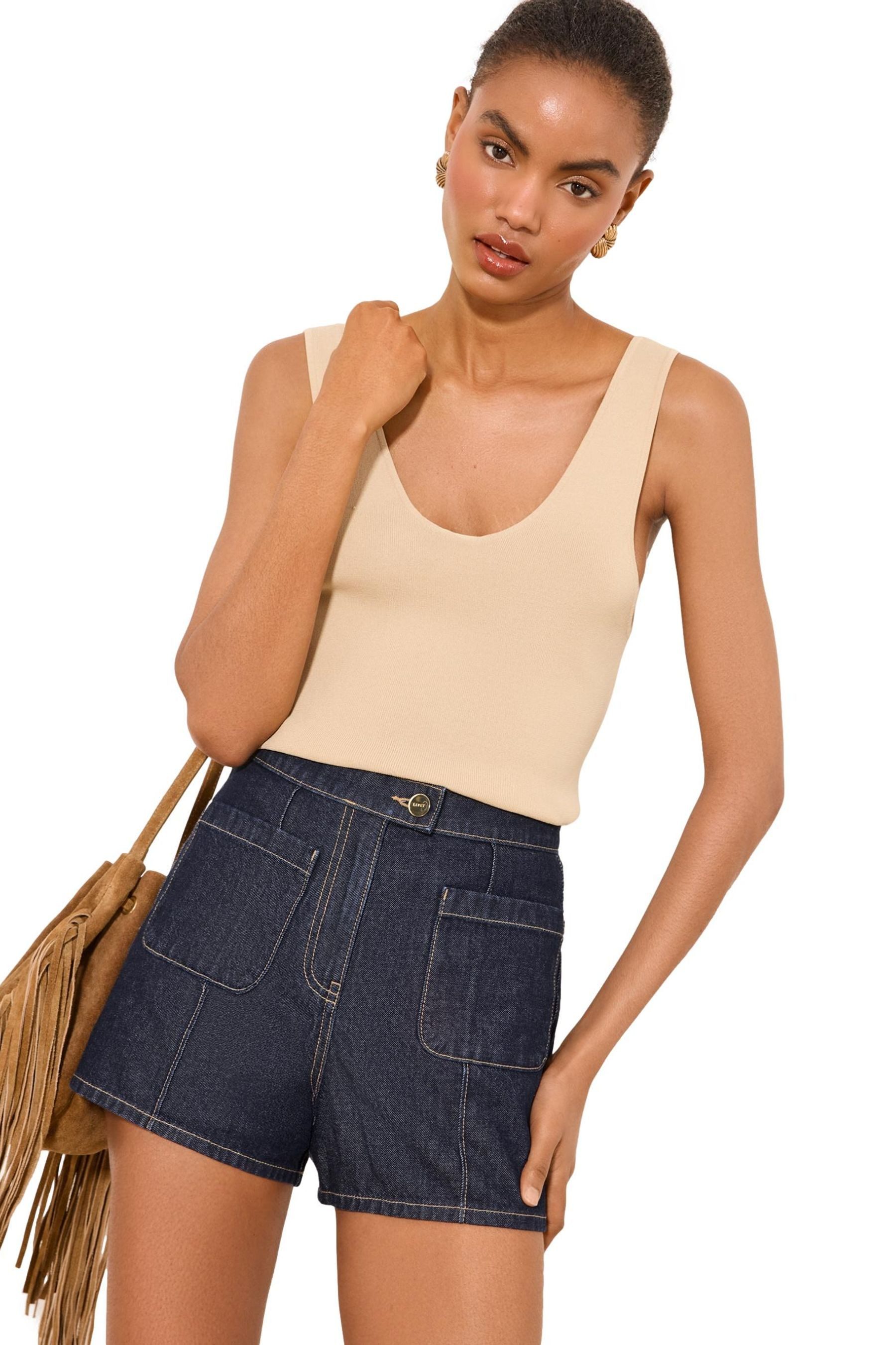 LIPSY Jeansshorts Lipsy Jeansshorts mit aufgesetzter Tasche (1-tlg)