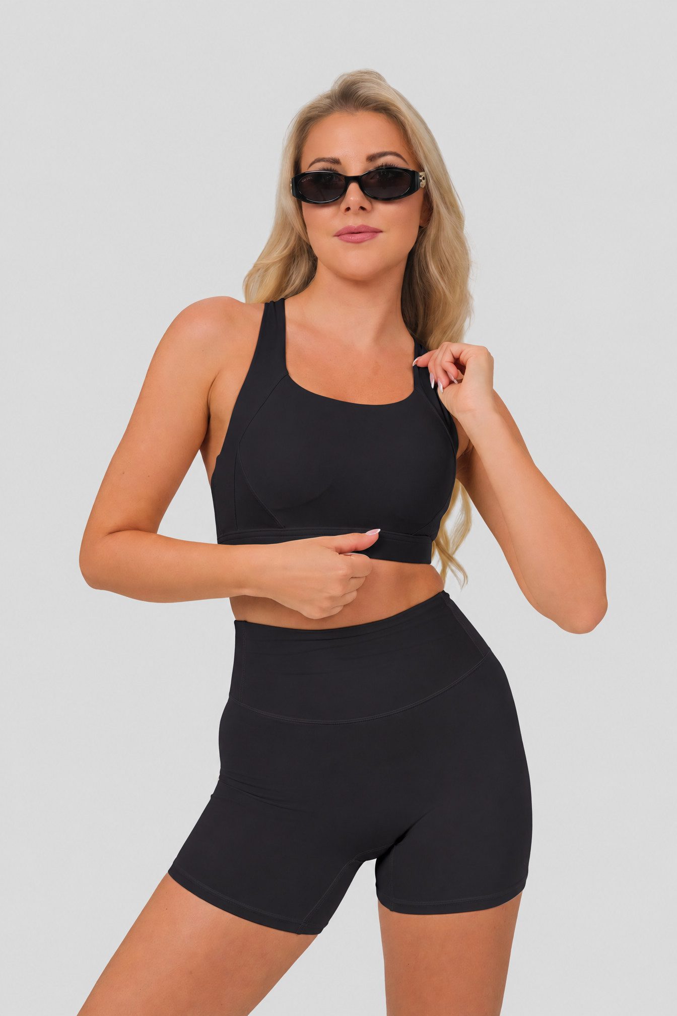 FemmeTone Trainingsanzug Damen Sportanzug, Crossback-Bustier und Scrunch-Shorts (Set, 2-tlg., Gepolstertes Sport-Bustier und formende kurze Trainingshose), Yoga Fitness Set mit Crop-Top und High-Waist-Radlerhose