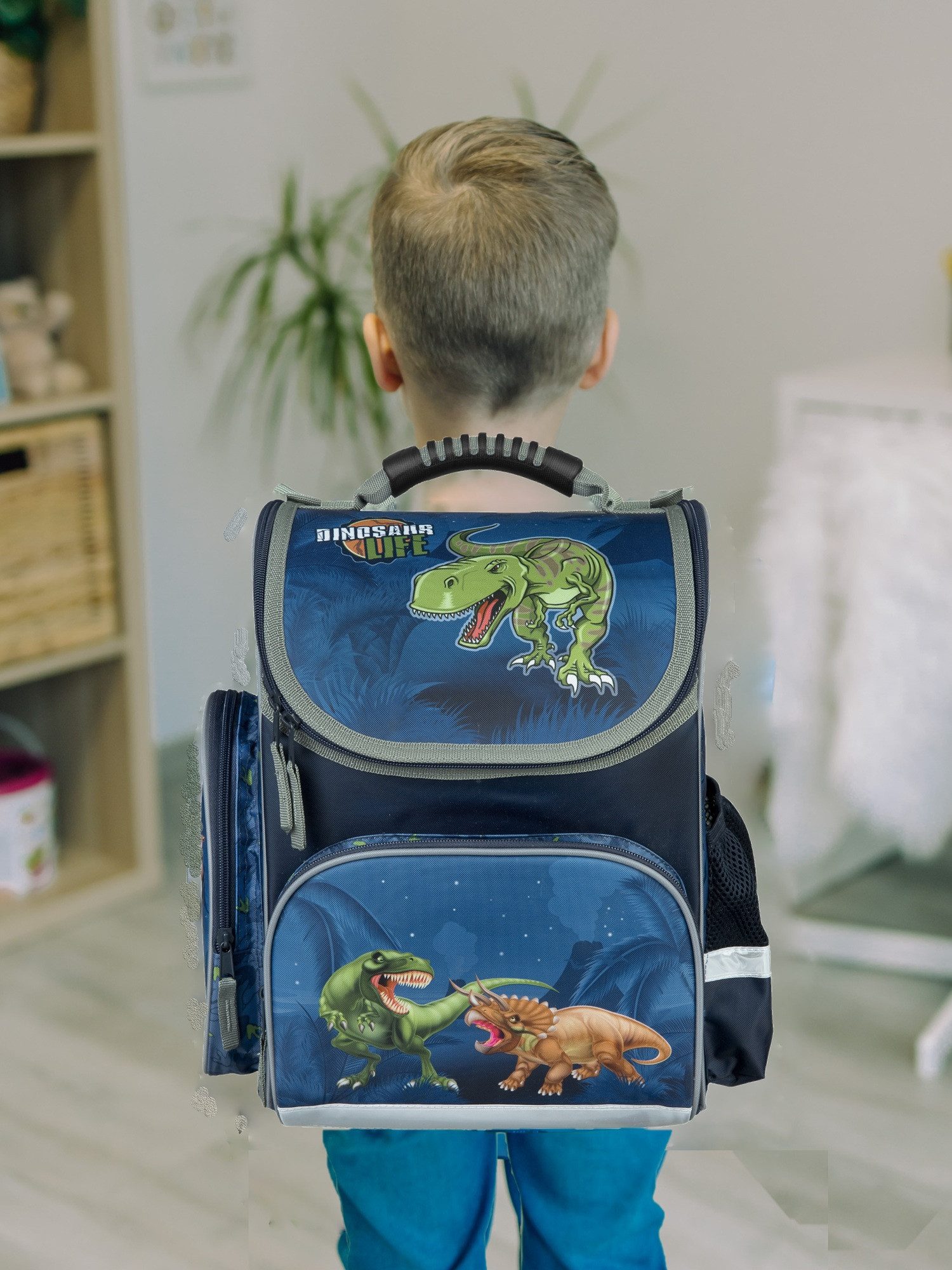Familando Schulranzen CLOU Schultasche 1.-4. Klasse ergonomisch, leicht, Volumen 15 Liter (Grund-Set, 5-tlg., mit Federmappe, Schlamper, Turn- und Geldbeutel), Dino T-Rex Dinosaurier Motiv