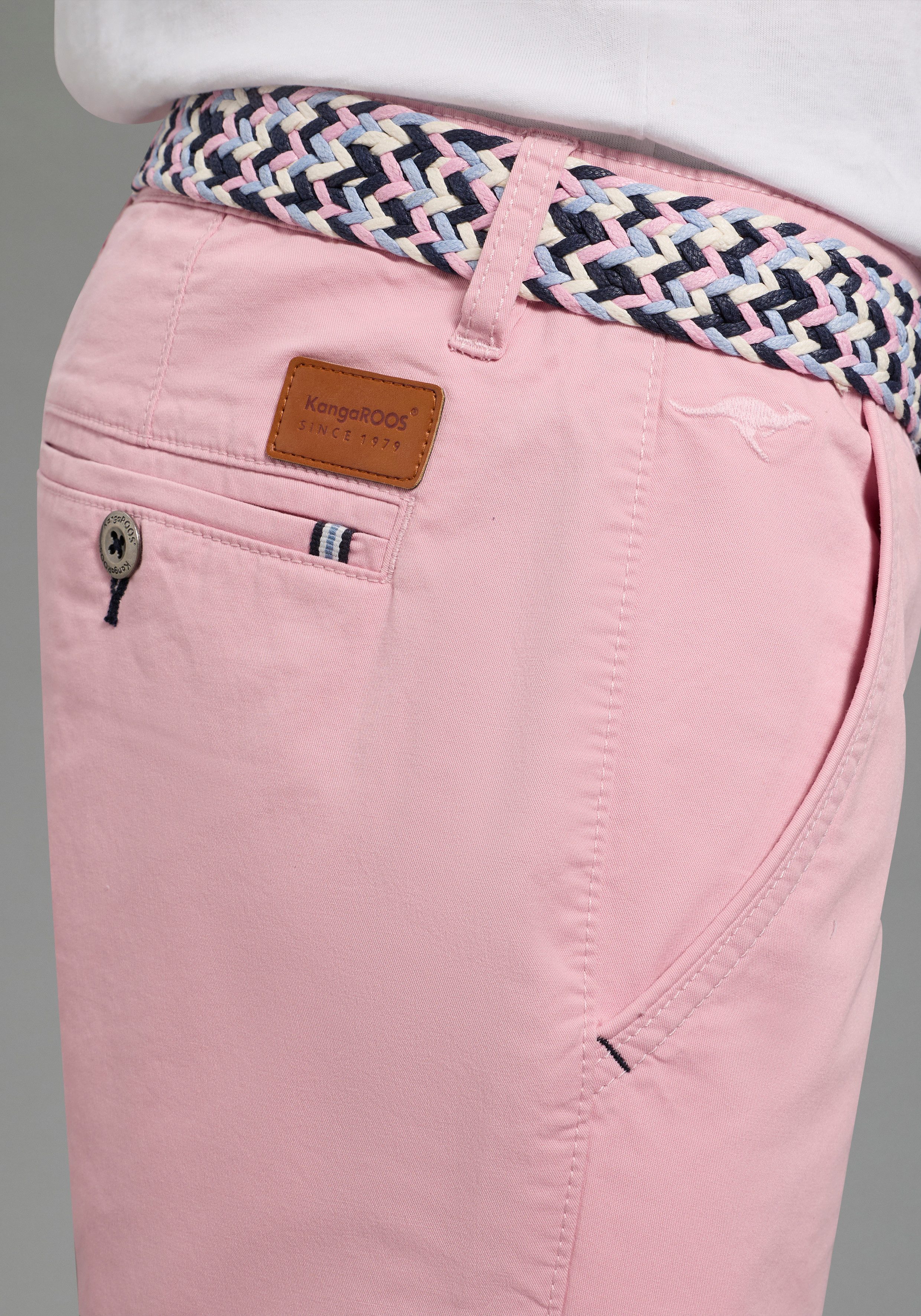 KangaROOS Chinoshorts gerade geschnitten, kniefrei, mit Gesäß- und Eingrifftaschen