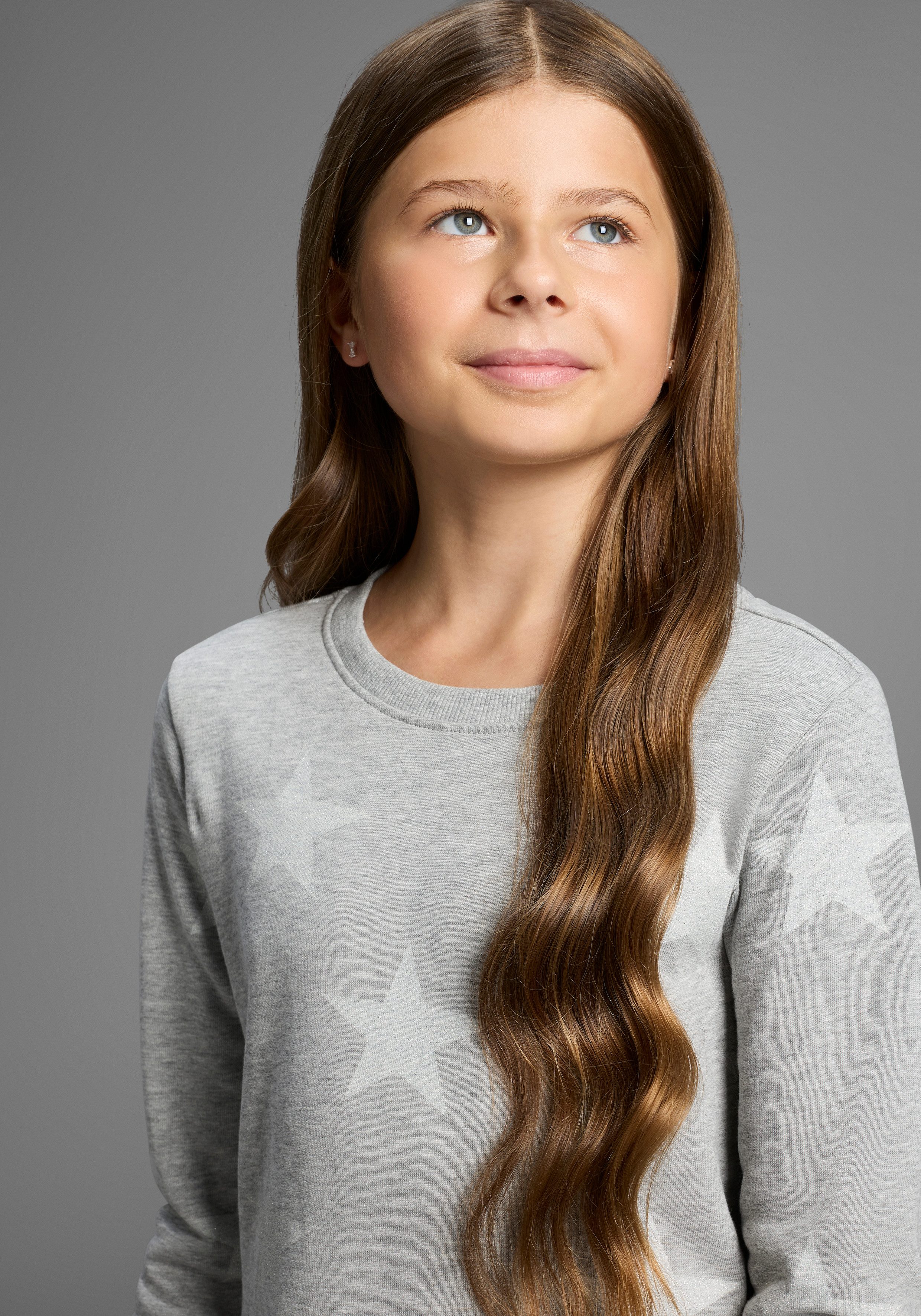 KIDSWORLD Sweatkleid Sterne-Allover Kleid für den Alltag, ca. Mitte Oberschenkel Länge, sportlicher Touch