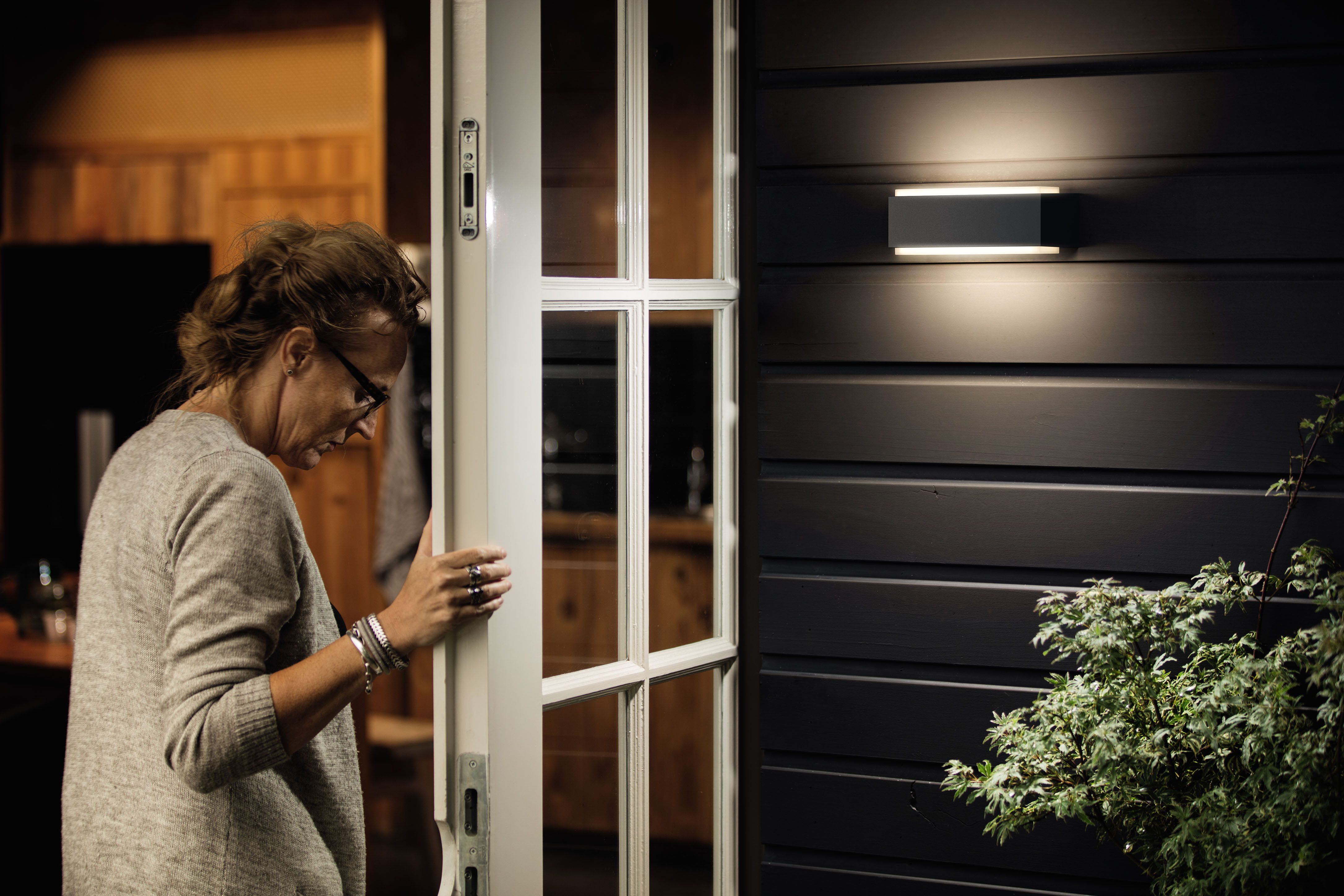 Philips LED Außen-Wandleuchte Outdoor Ultra-Efficient Stratosphere up/down 3.8W, 2700 Kelvin, LED fest integriert, Warmweiß