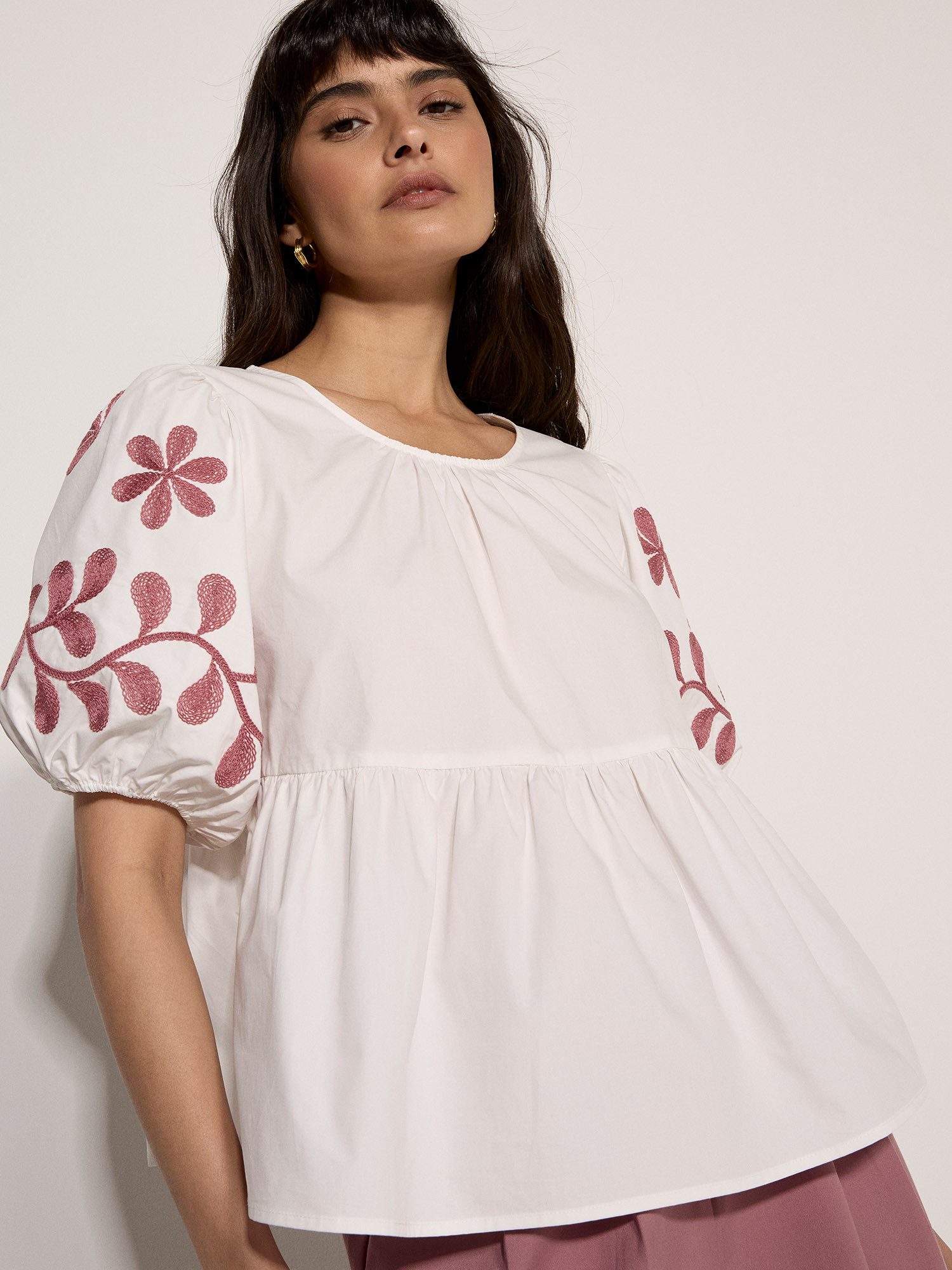 Apricot T-Shirt Blusenoberteil mit Blumenstickerei und Schößchen mit Schößchen