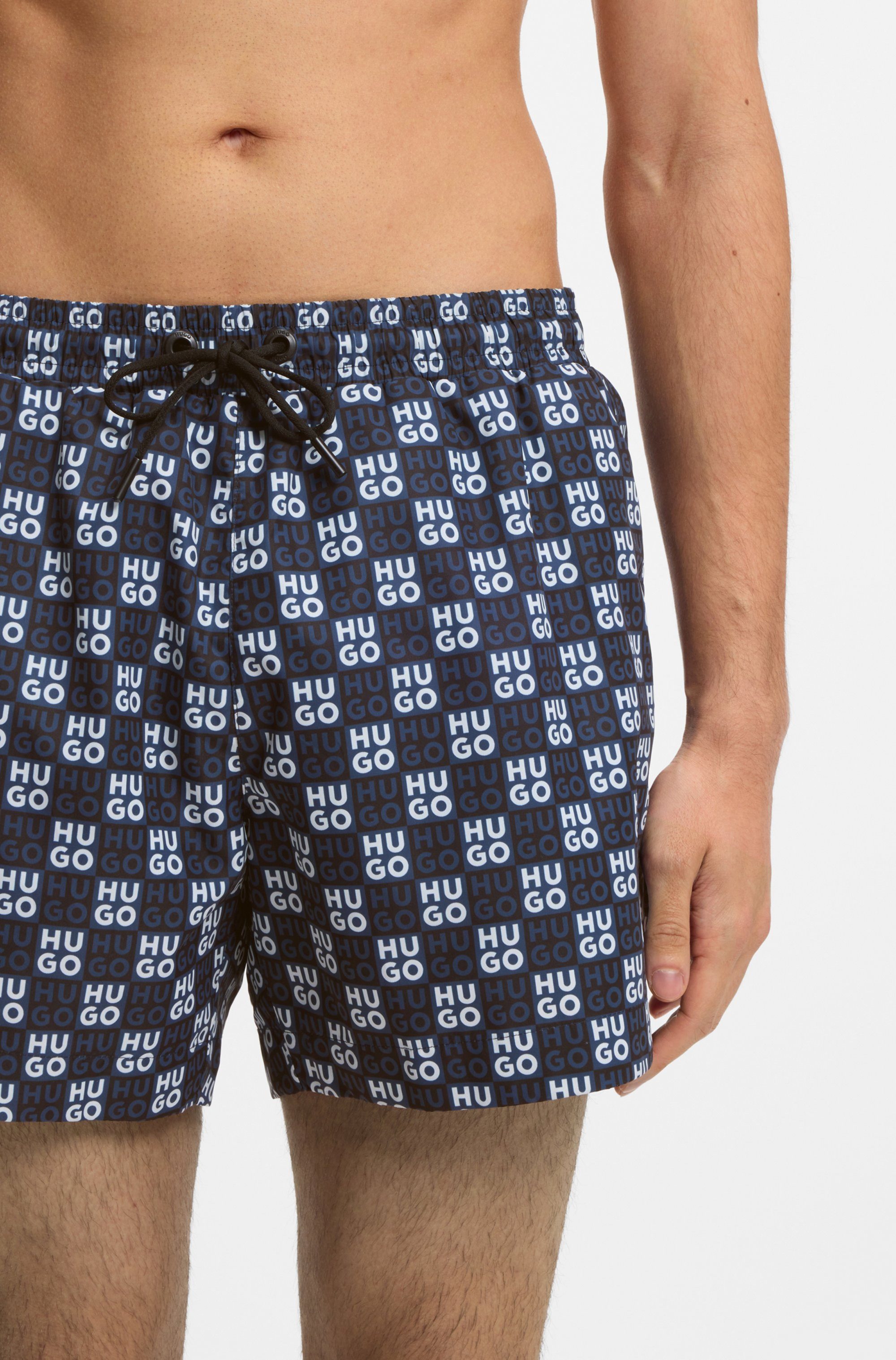 HUGO Badeshorts AARON mit Schachbrett-Logos, elastischer Bund