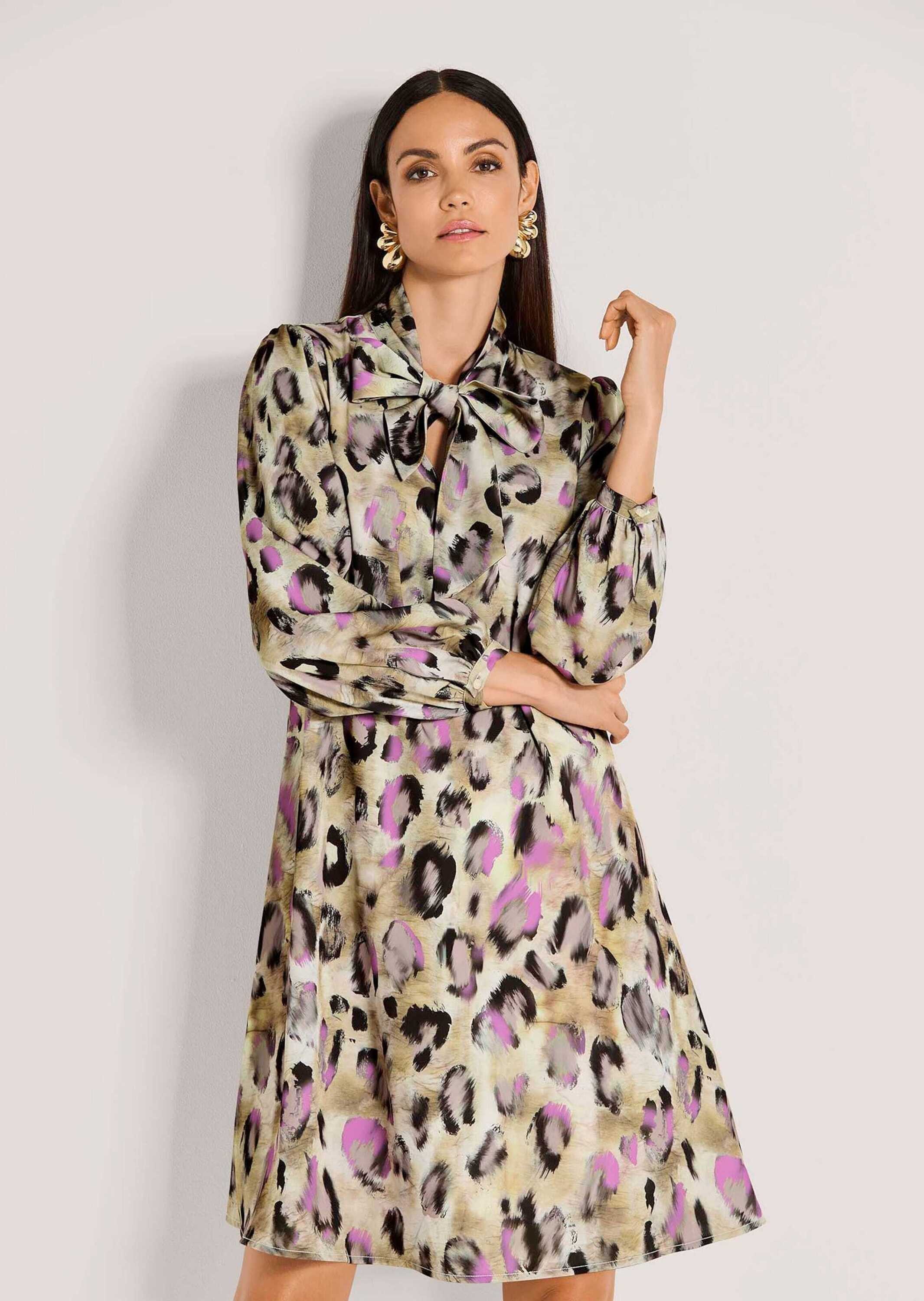MADELEINE Midikleid Fließendes Design mit Animal-Print V-Ausschnitt mit Schluppe, knielang, Langarm
