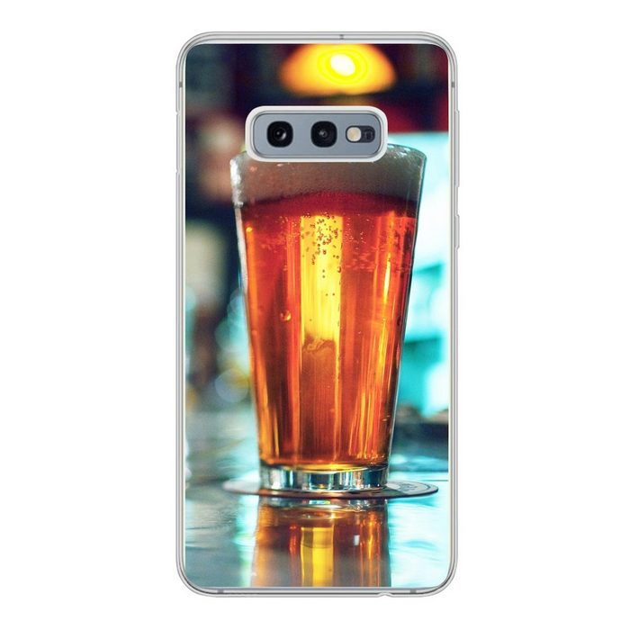 MuchoWow Handyhülle Ein Glas Bier auf der Theke Phone Case Handyhülle Samsung Galaxy S10e Silikon Schutzhülle