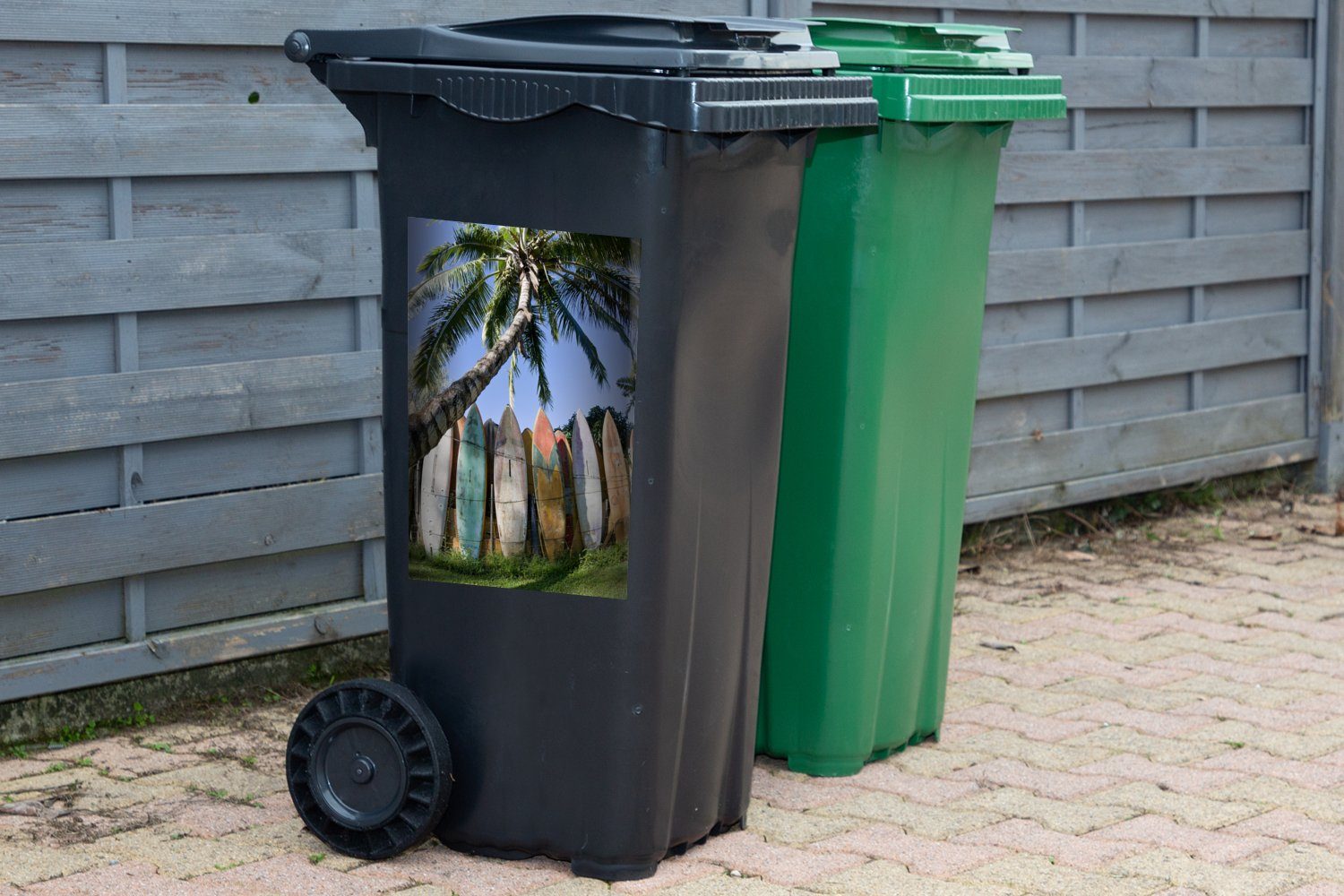 MuchoWow Wandsticker einer Mülleimer-aufkleber, Container, Abfalbehälter (1 Mülltonne, Surfbrettern neben Palme Reihe von Eine Sticker, St)