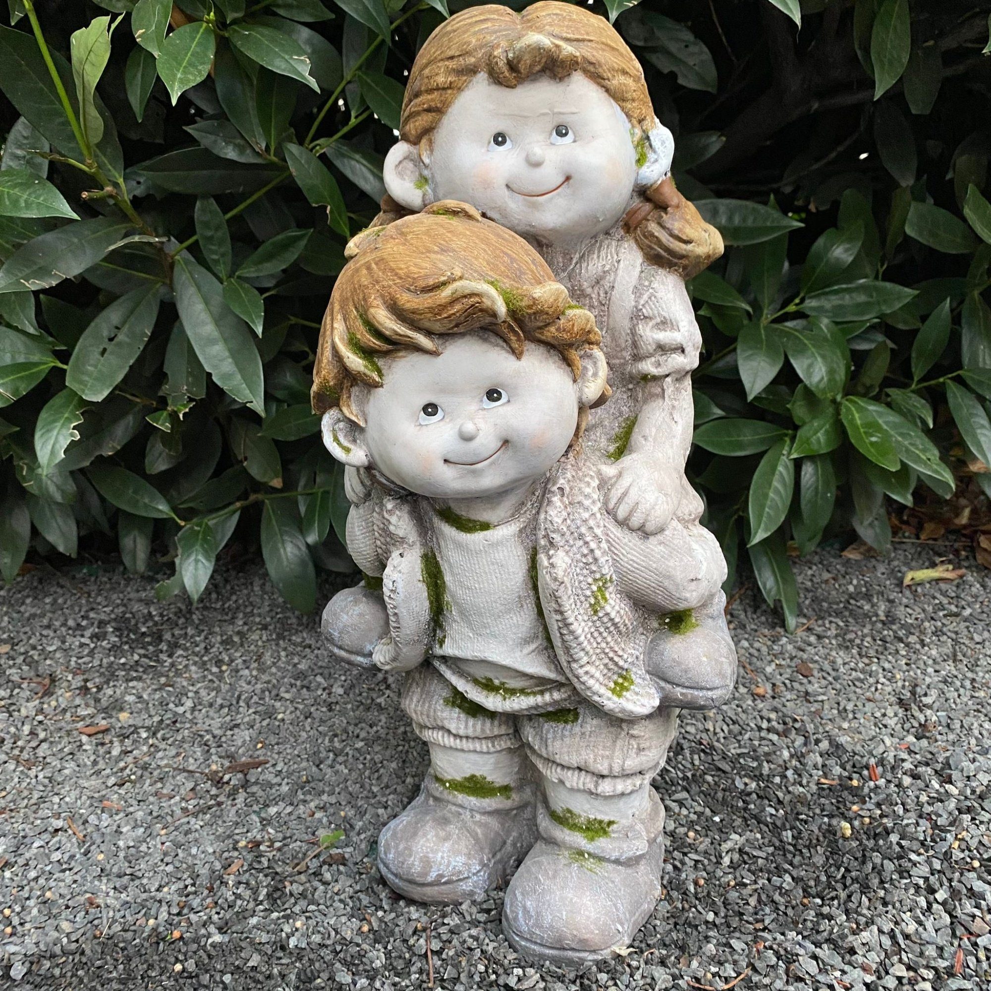 Aspinaworld Gartenfigur Junge und Mädchen Gartendeko laufen 38 cm Huckepack