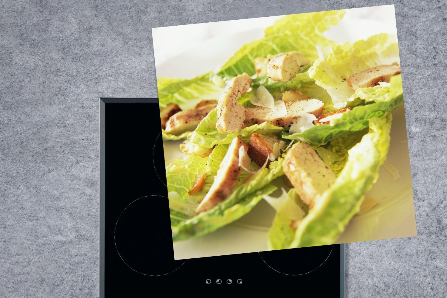Vinyl, Herdblende-/Abdeckplatte Ceranfeldabdeckung, 78x78 (1 Arbeitsplatte tlg), eines cm, küche MuchoWow Nahaufnahme Hähnchen-Caesar-Salats, für