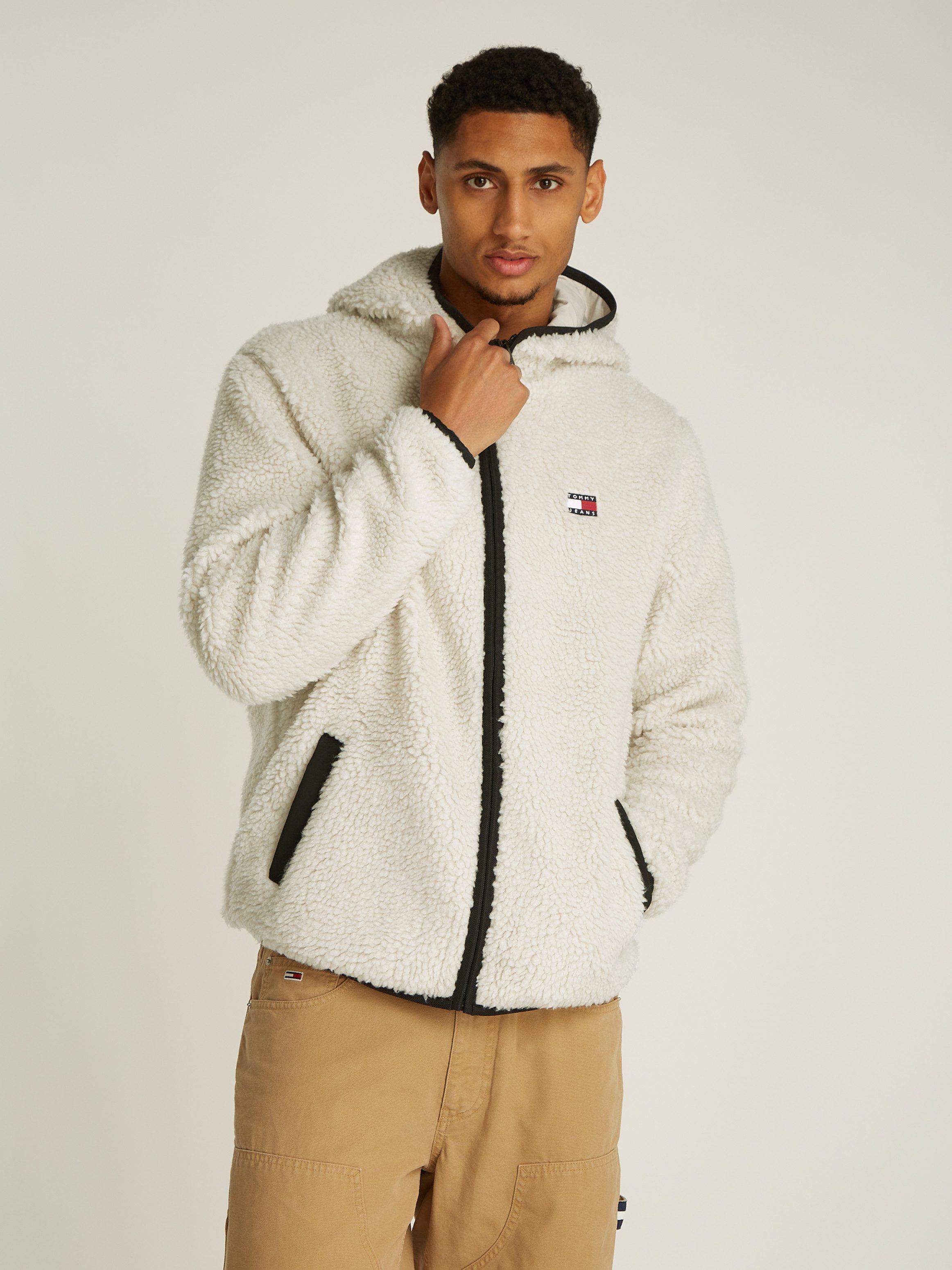 Tommy Jeans Pluschjacke TJM REG BADGE TEDDY ZIP TRU EXT mit Logopatch leicht uberschnittene Schultern
