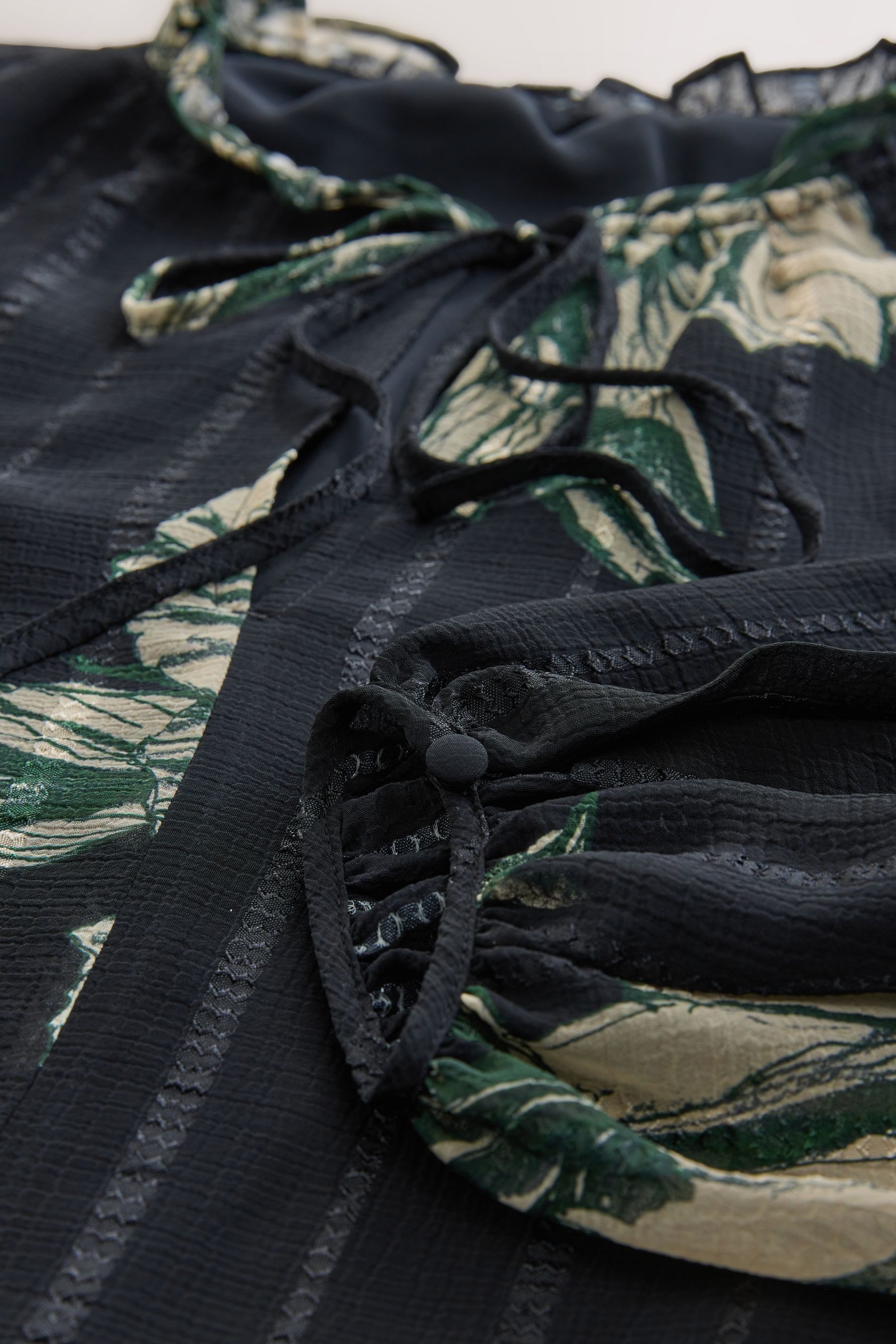 Next Minikleid Gestuftes Minikleid mit Bindedetail vorne (1-tlg) günstig online kaufen