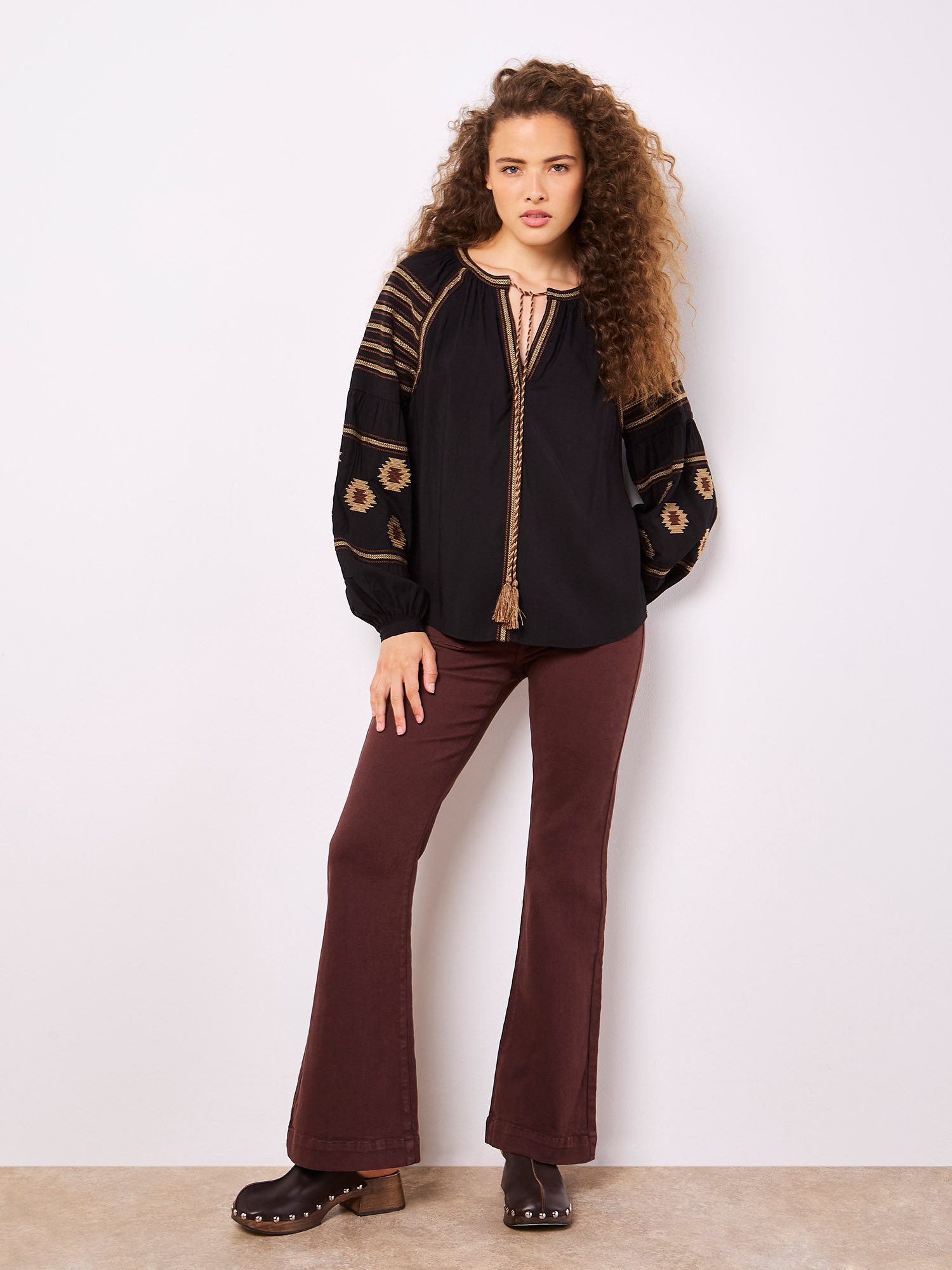 Apricot Schlupfbluse Bluse mit Quastenstickerei mit Zierband günstig online kaufen