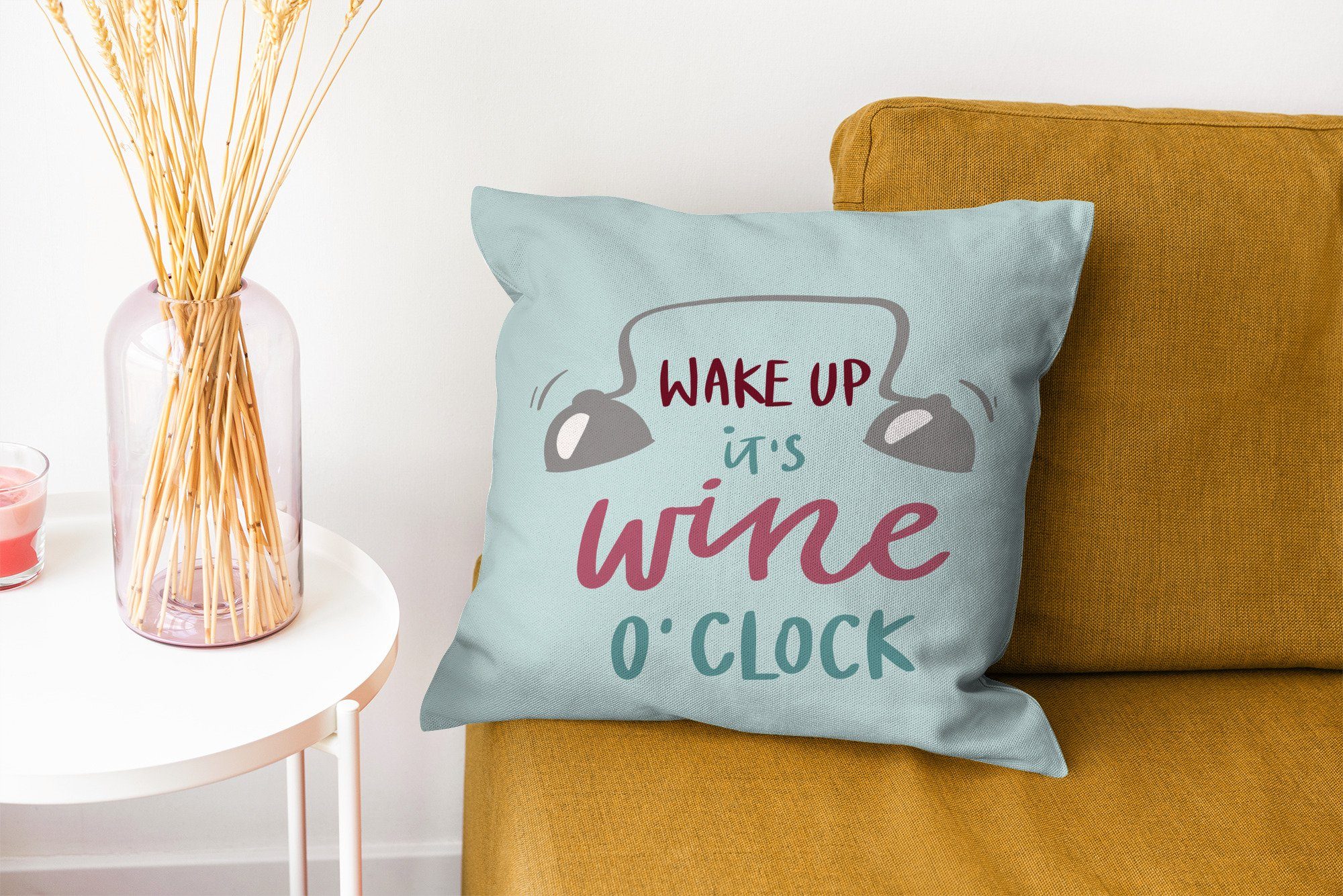 o'clock" Deko, mit Schlafzimmer, it's wine MuchoWow Sofakissen Zierkissen "Wake Zitat Dekokissen Hintergrund, Wohzimmer, Füllung hellblauem mit up, für