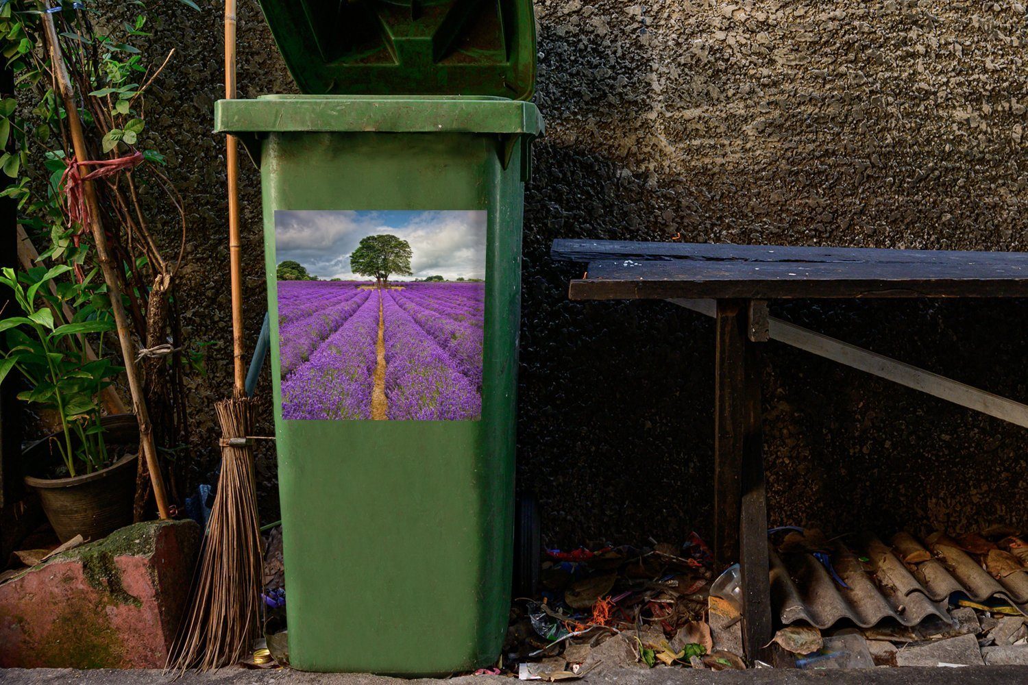 MuchoWow Wandsticker Lila Lavendelfeld Mülltonne, Abfalbehälter Container, Sticker, Himmel (1 mit Mülleimer-aufkleber, bewölktem St)