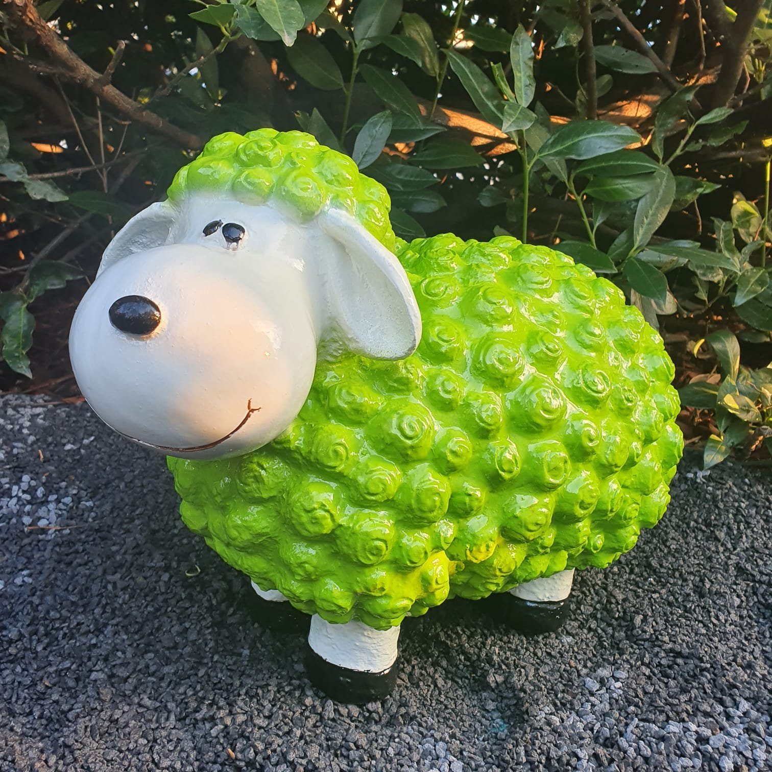 Aspinaworld Gartenfigur Lustige Schaf Figur in grün 34 cm wetterfest