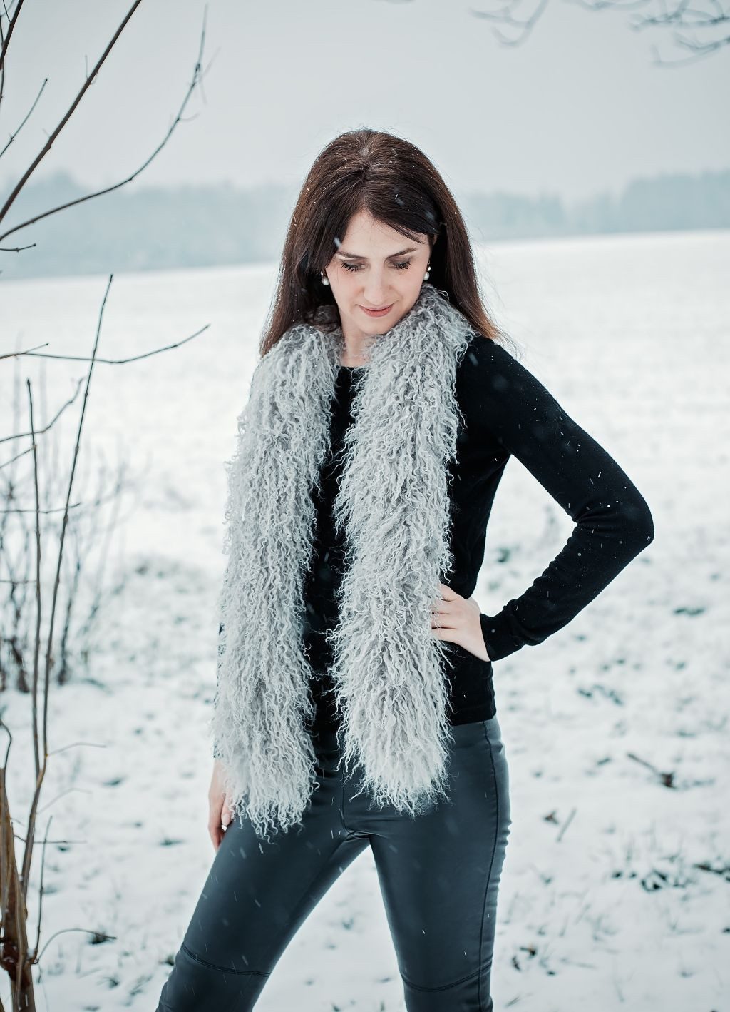 LIRA Deko Wollschal 100 % Lammfell Damen BOA Tibetlamm Schal mongolischer Schal Pelzschal, Design BOA Damenschal, feingelockt, 100 % Tibetlamm, Länge 140 cm