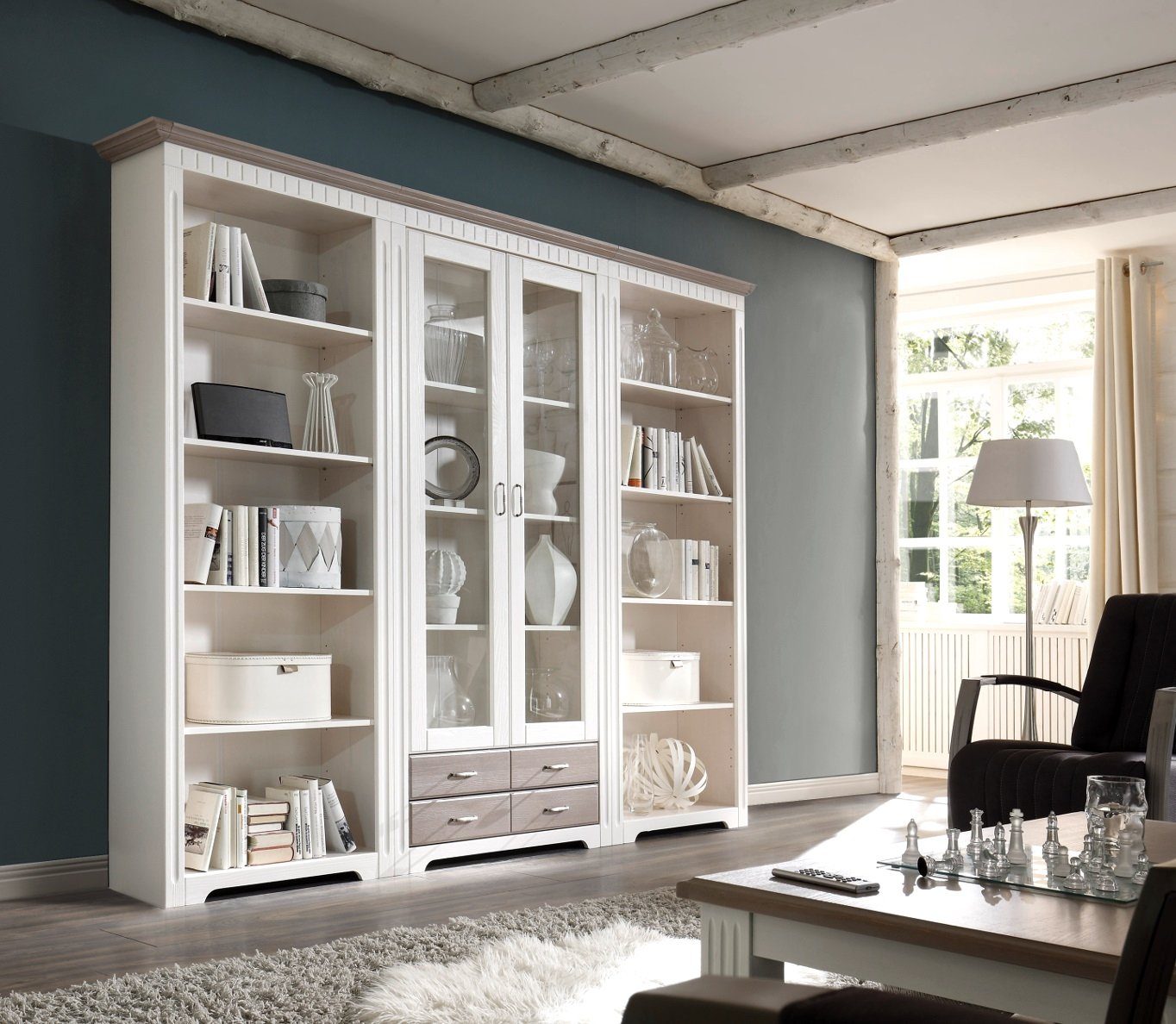 Empinio24 Vitrine Cordoba Breite 106 cm, Kiefer massiv weiss, im Landhausstil – Bild 4 von 5