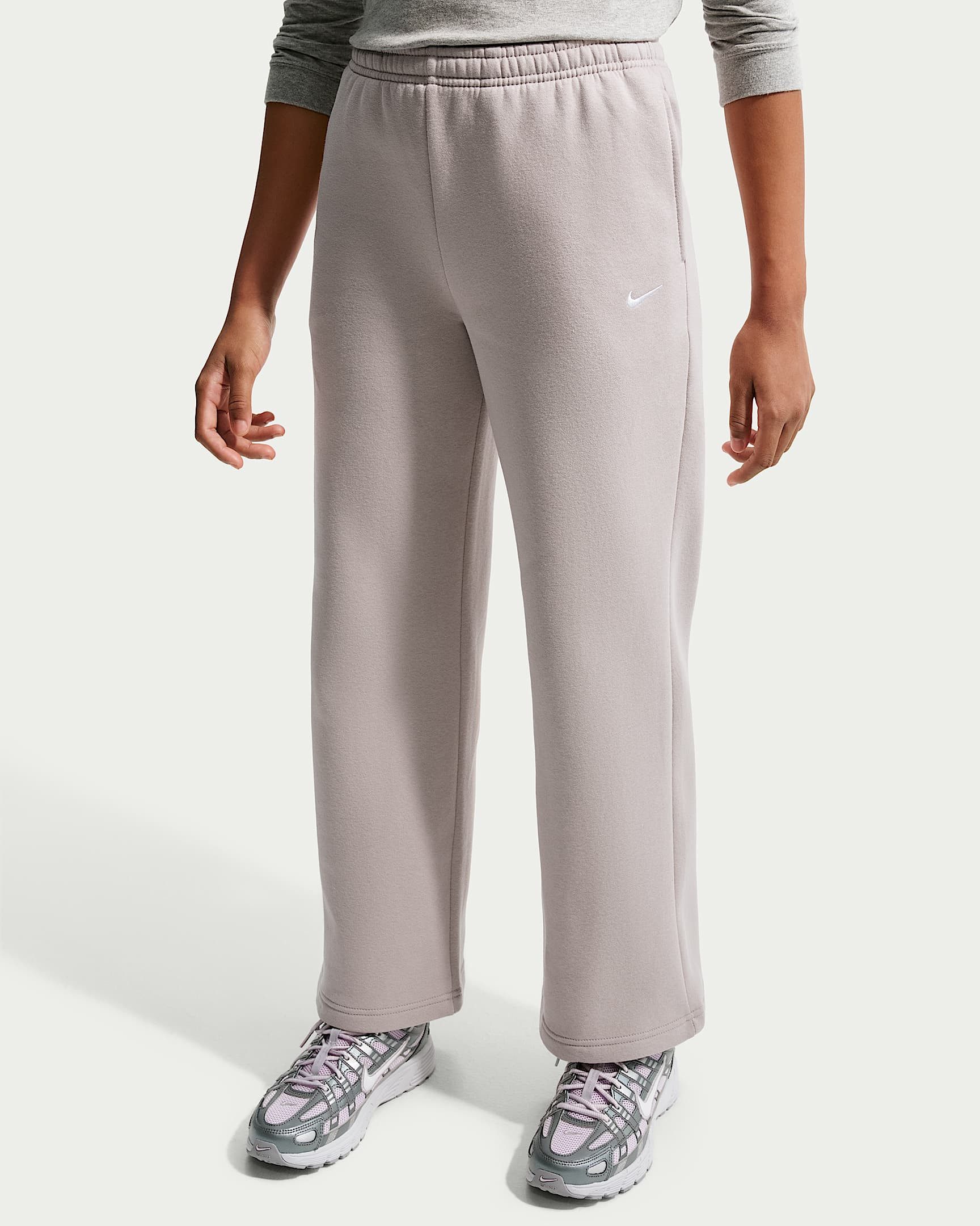 Nike Sportswear Jogginghose G NSW STUDIO FLC OH PANT für Kinder und Jugendliche, in Baggy-Form, aus weicher Sweatware
