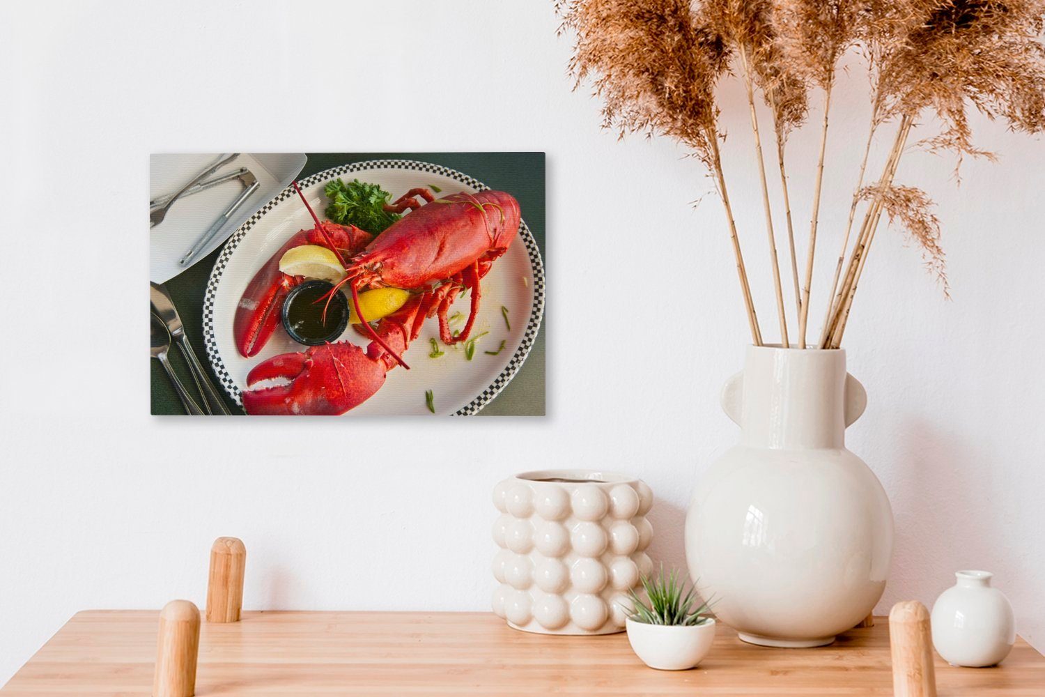 OneMillionCanvasses® Leinwandbild Ein Wandbild ganzer Hummer wird Teller einem Wanddeko, Gemüse auf Aufhängefertig, 30x20 cm mit (1 St), serviert, Leinwandbilder