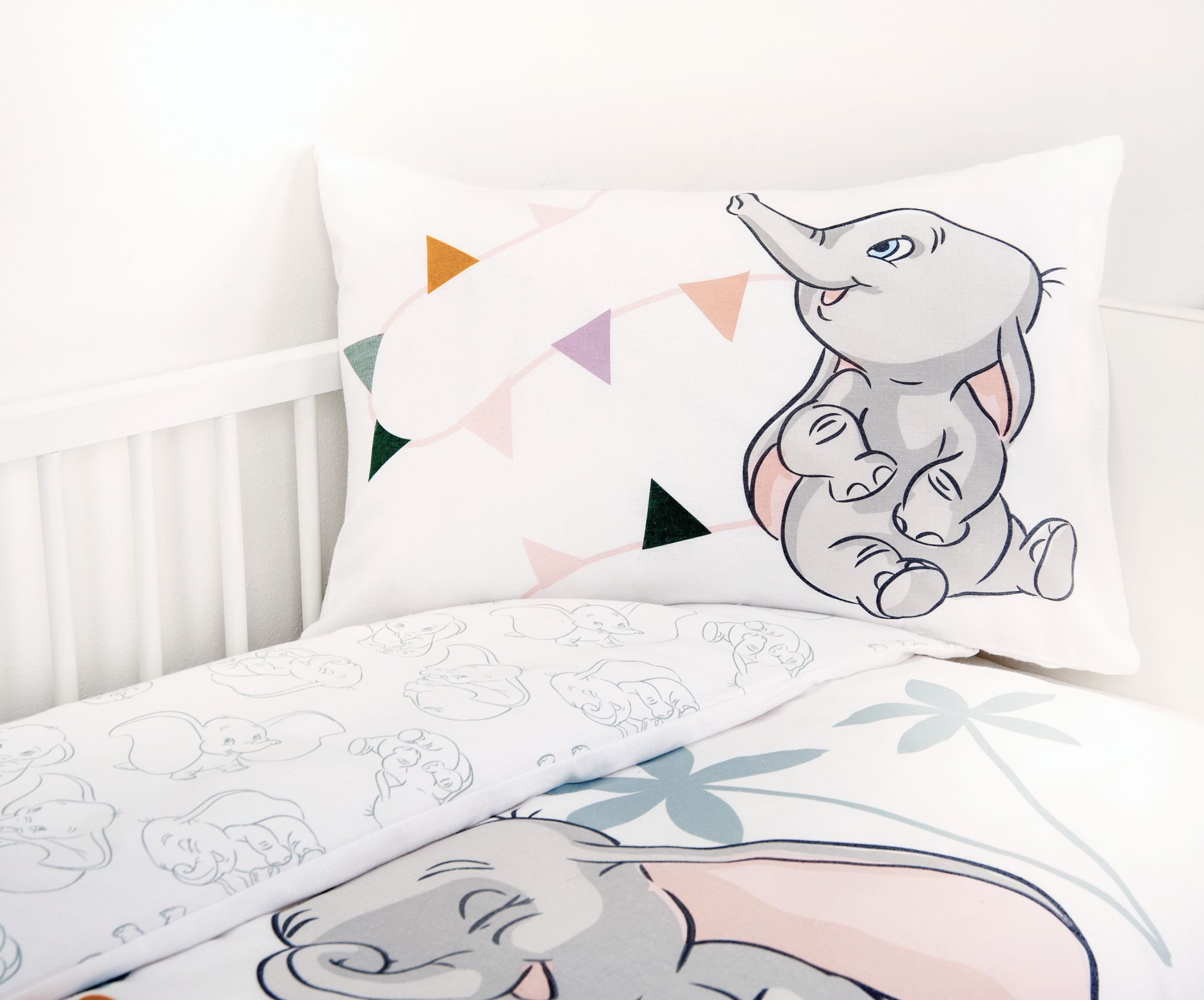 Herding Babybettwäsche 100x135cm Dumbo Disney Elefant Streifen Bunt, Renforcé, 2 teilig, fröhlicher fliegender Elefant, gestreift, Wendebettwäsche – Bild 4 von 5