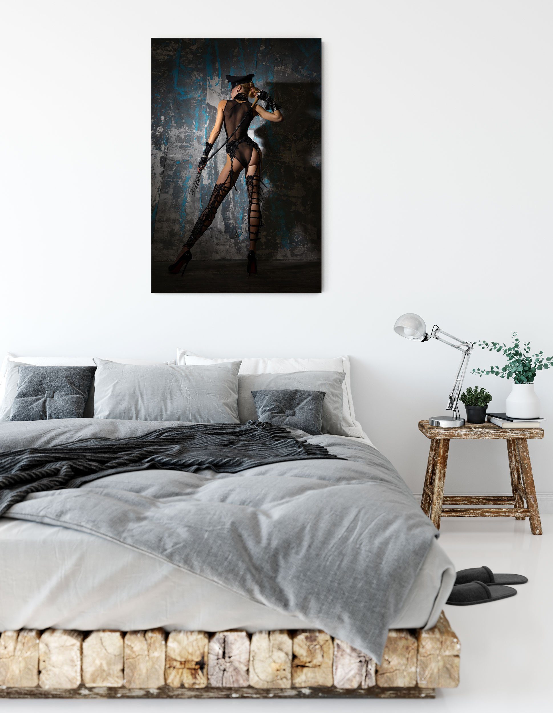 Pixxprint Leinwandbild Frau im Dessou mit einer Peitsche, Frau im Dessou mit einer Peitsche (1 St), Leinwandbild fertig bespannt, inkl. Zackenaufhänger