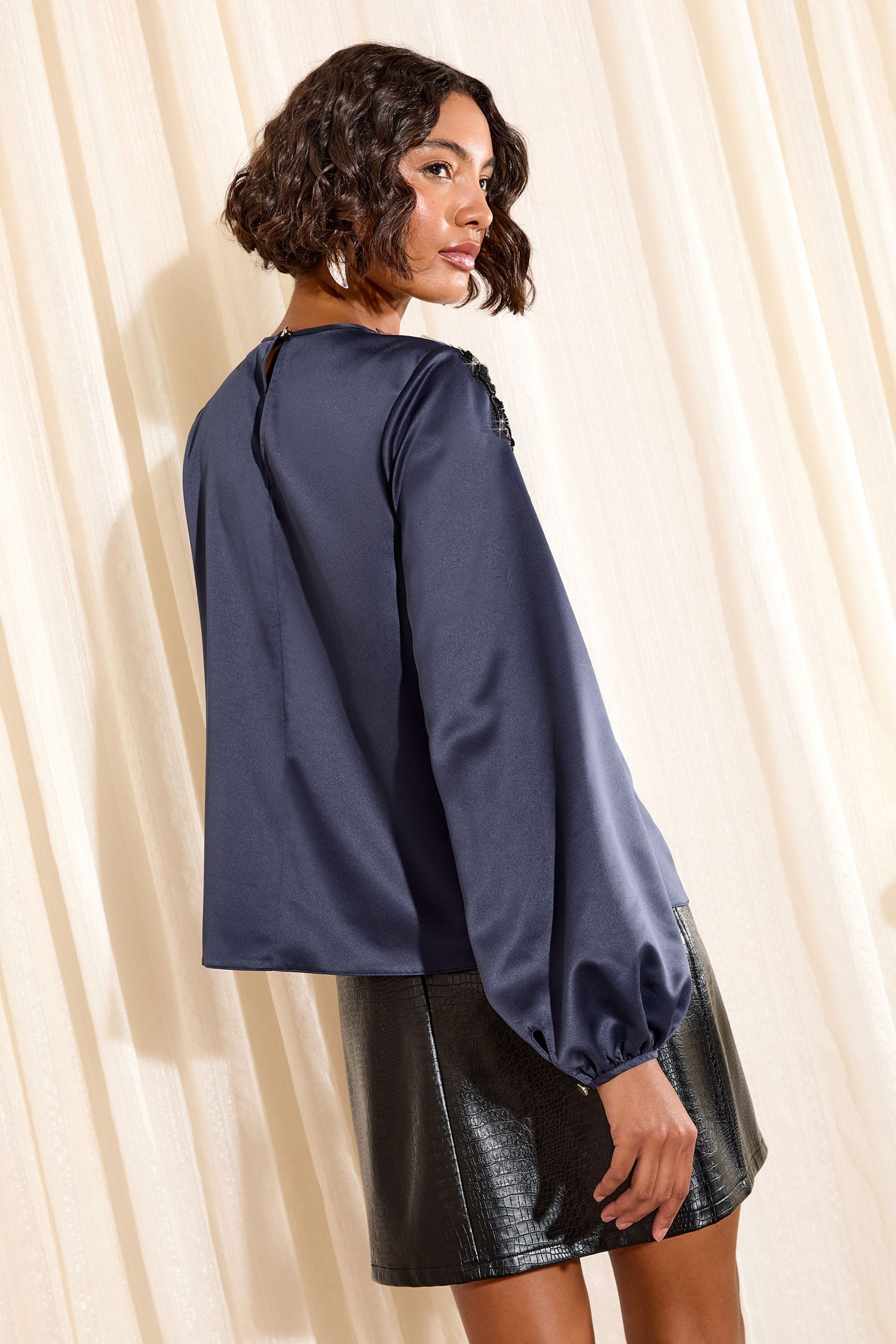 Friends Like These Langarmbluse Friends Like These Satin-Bluse mit Verzieru günstig online kaufen